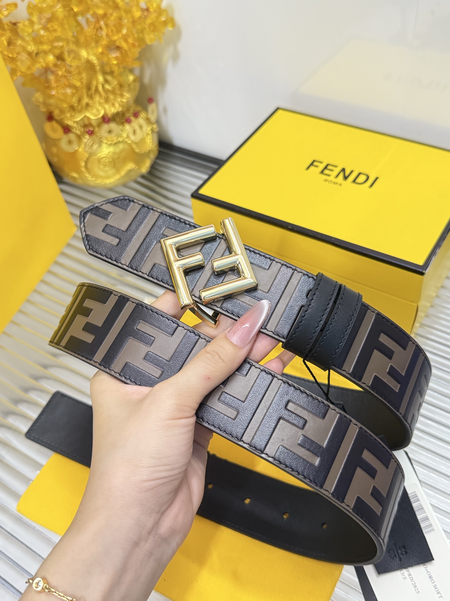 Fendi 宽度：𝟯.𝟴𝗰𝗺 芬迪 FENDI« 配全套 原包装 » 双面可用 小牛皮压花/平纹黑+精品纯铜扣