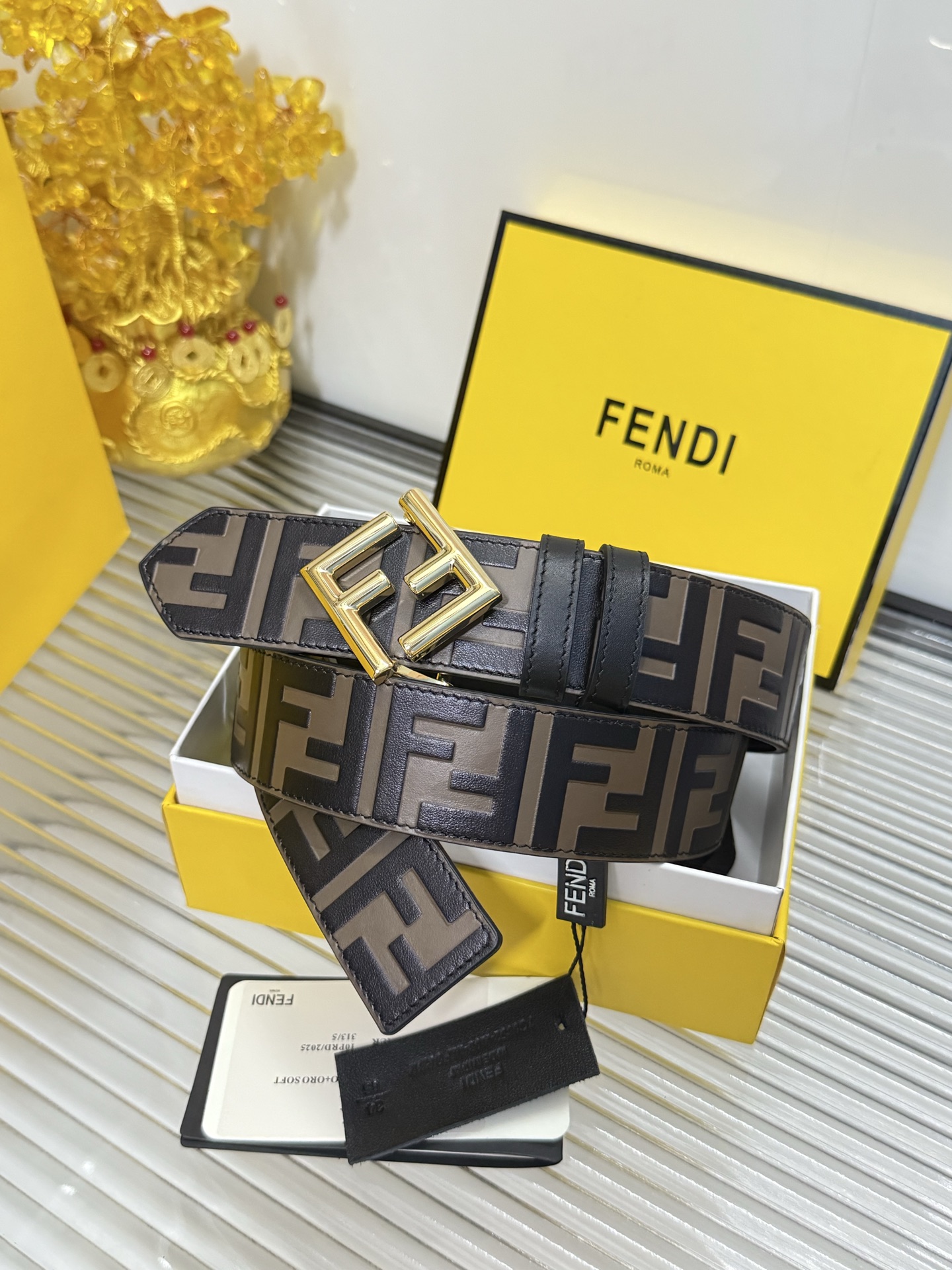 Fendi 宽度：𝟯.𝟴𝗰𝗺 芬迪 FENDI« 配全套 原包装 » 双面可用 小牛皮压花/平纹黑+精品纯铜扣