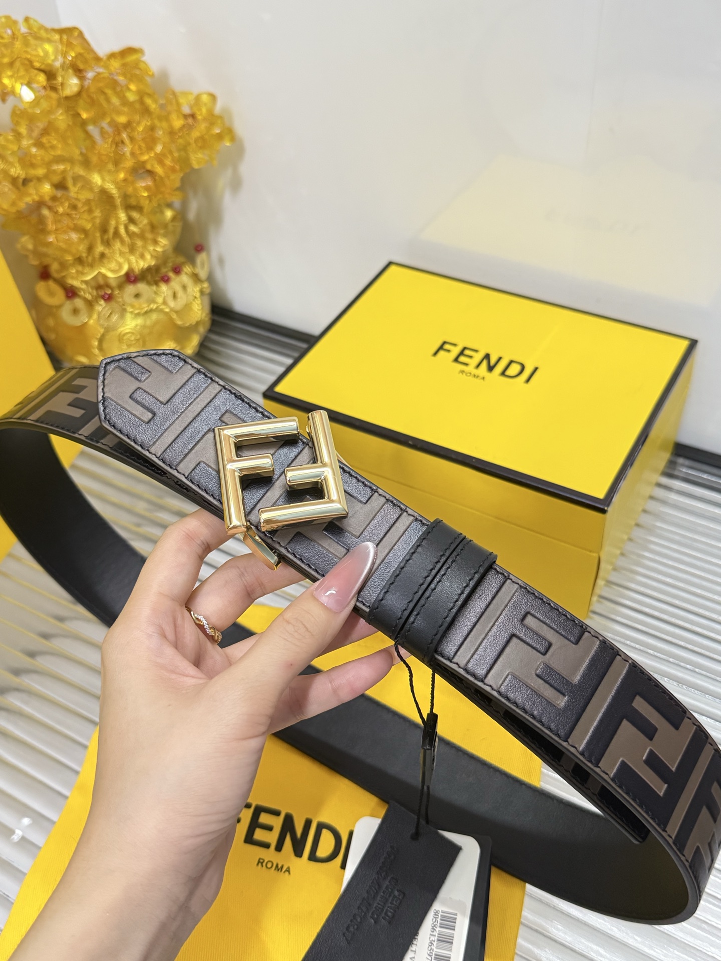 Fendi 宽度：𝟯.𝟴𝗰𝗺 芬迪 FENDI« 配全套 原包装 » 双面可用 小牛皮压花/平纹黑+精品纯铜扣