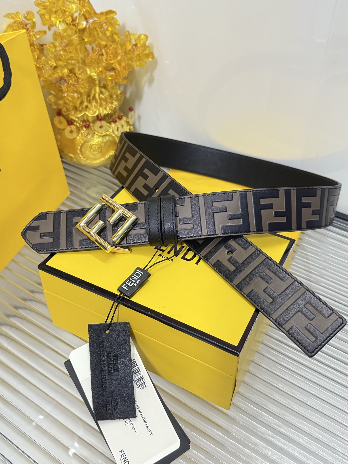 Fendi 宽度：𝟯.𝟴𝗰𝗺 芬迪 FENDI« 配全套 原包装 » 双面可用 小牛皮压花/平纹黑+精品纯铜扣