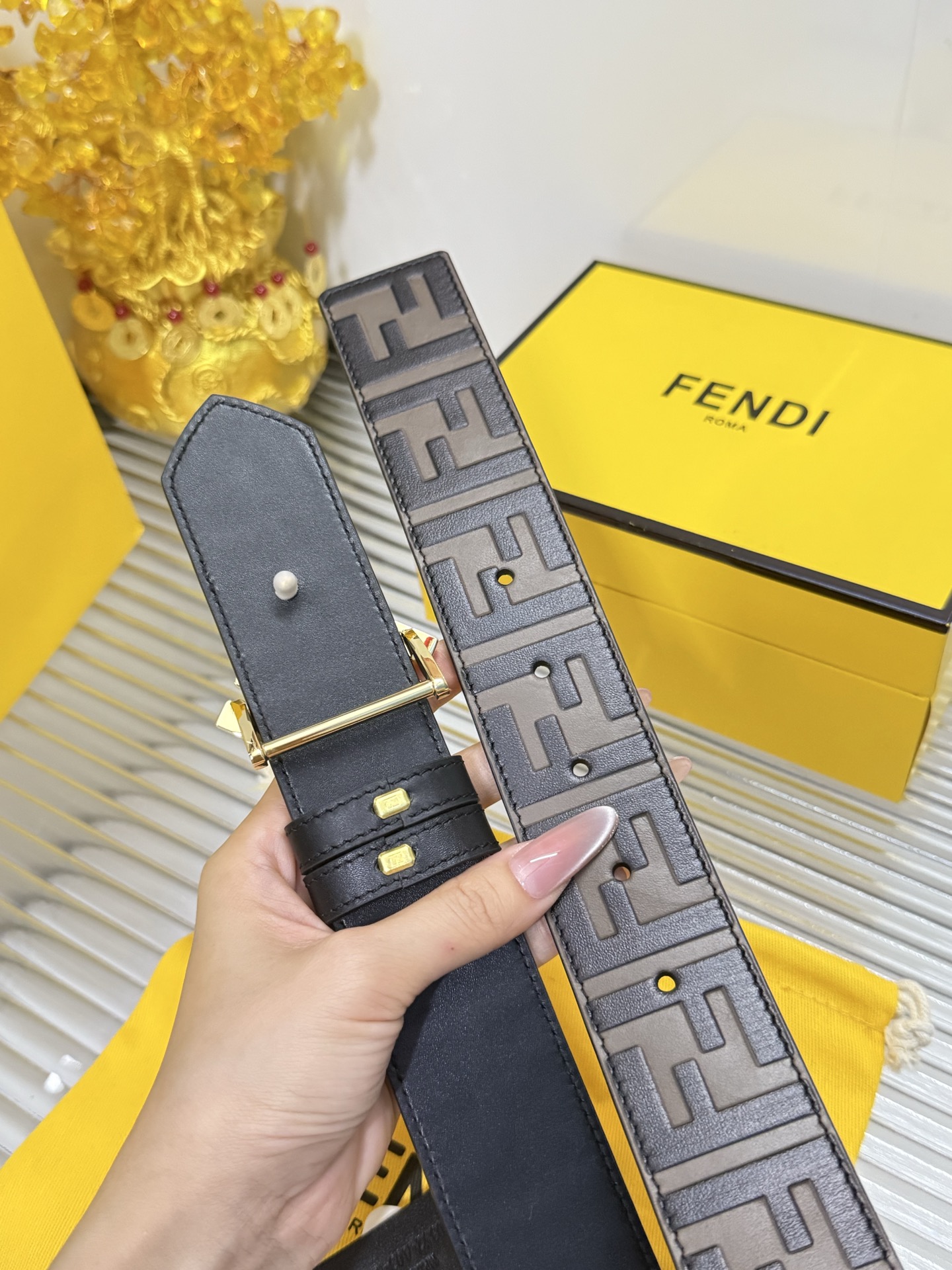 Fendi 宽度：𝟯.𝟴𝗰𝗺 芬迪 FENDI« 配全套 原包装 » 双面可用 小牛皮压花/平纹黑+精品纯铜扣