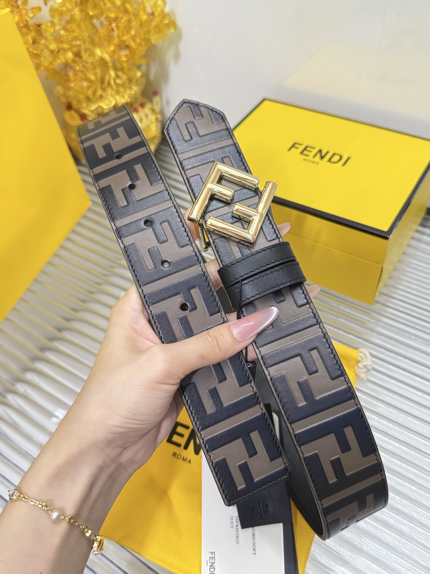 Fendi 宽度：𝟯.𝟴𝗰𝗺 芬迪 FENDI« 配全套 原包装 » 双面可用 小牛皮压花/平纹黑+精品纯铜扣