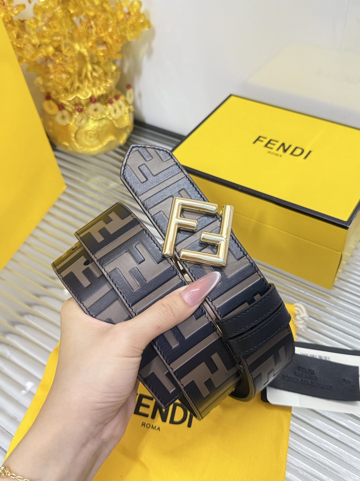 Fendi 宽度：𝟯.𝟴𝗰𝗺 芬迪 FENDI« 配全套 原包装 » 双面可用 小牛皮压花/平纹黑+精品纯铜扣
