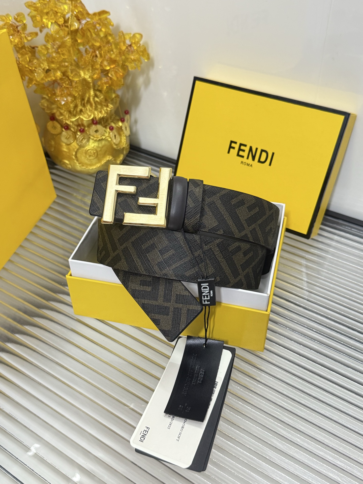 Fendi 宽度：𝟯 𝟴𝗰𝗺 芬迪 FENDI « 配全套 原包装 » 花纹 进口 帆布/小牛皮双面可用+精品纯铜拉丝金扣