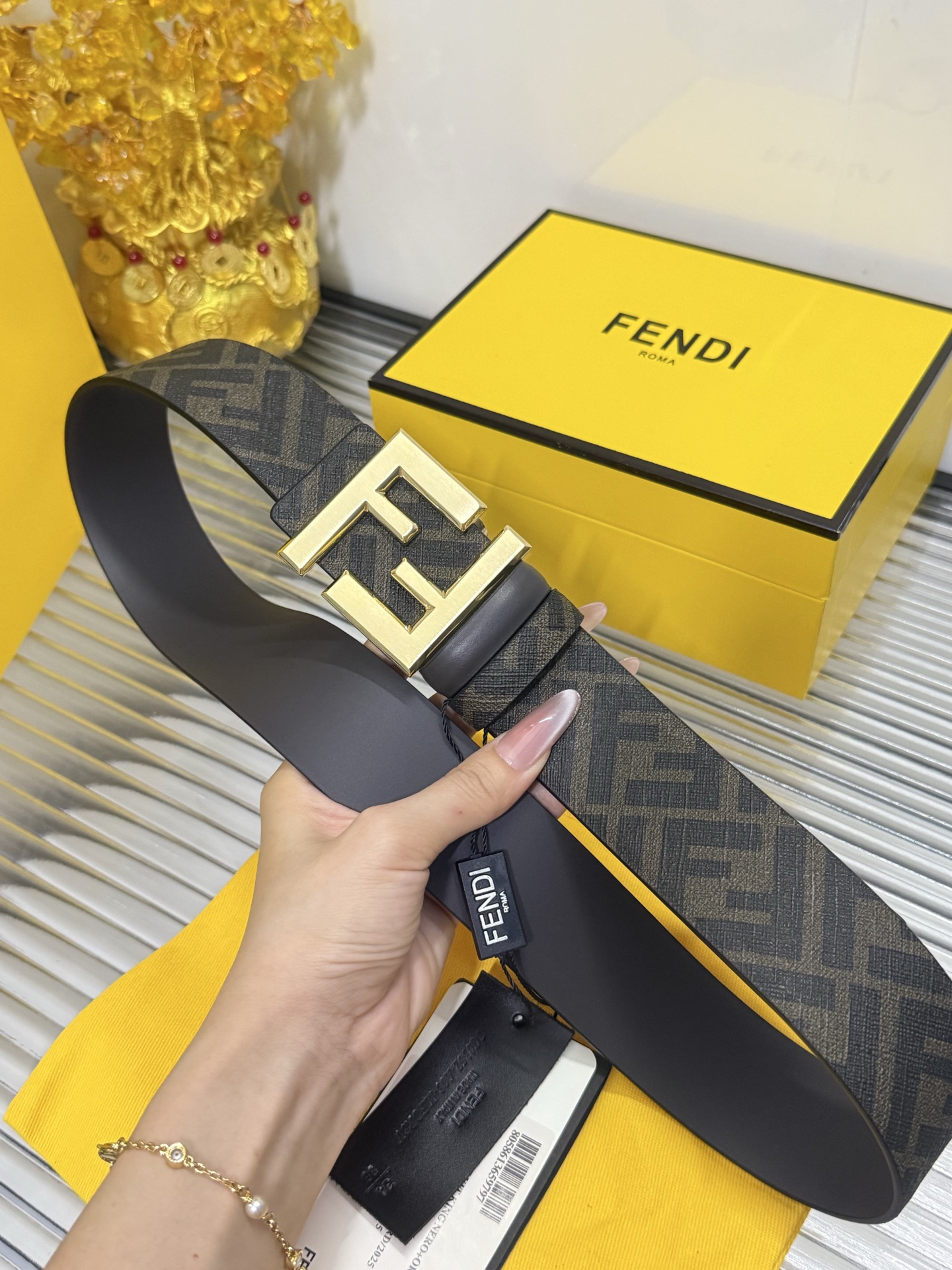 Fendi 宽度：𝟯 𝟴𝗰𝗺 芬迪 FENDI « 配全套 原包装 » 花纹 进口 帆布/小牛皮双面可用+精品纯铜拉丝金扣