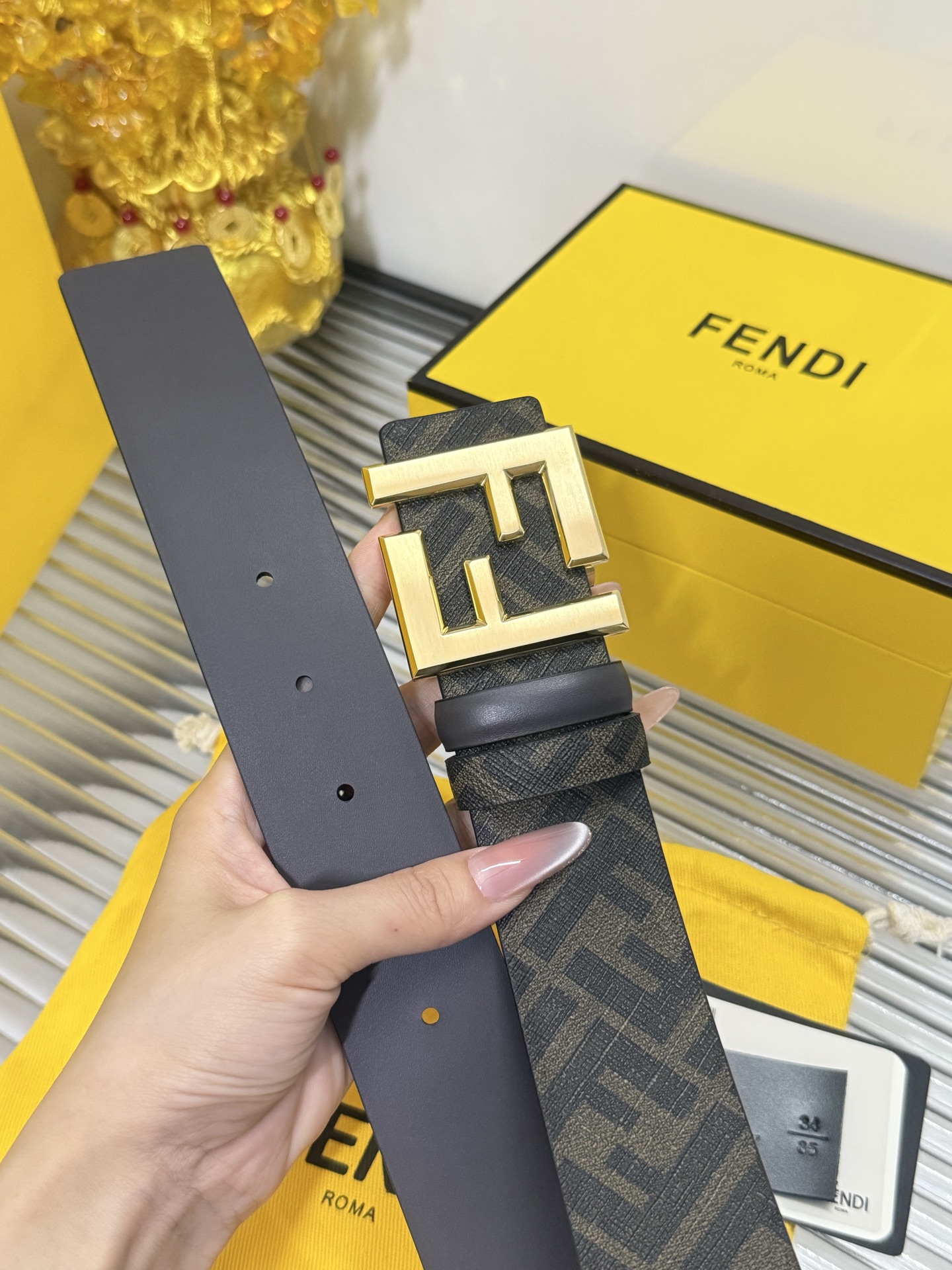 Fendi 宽度：𝟯 𝟴𝗰𝗺 芬迪 FENDI « 配全套 原包装 » 花纹 进口 帆布/小牛皮双面可用+精品纯铜拉丝金扣