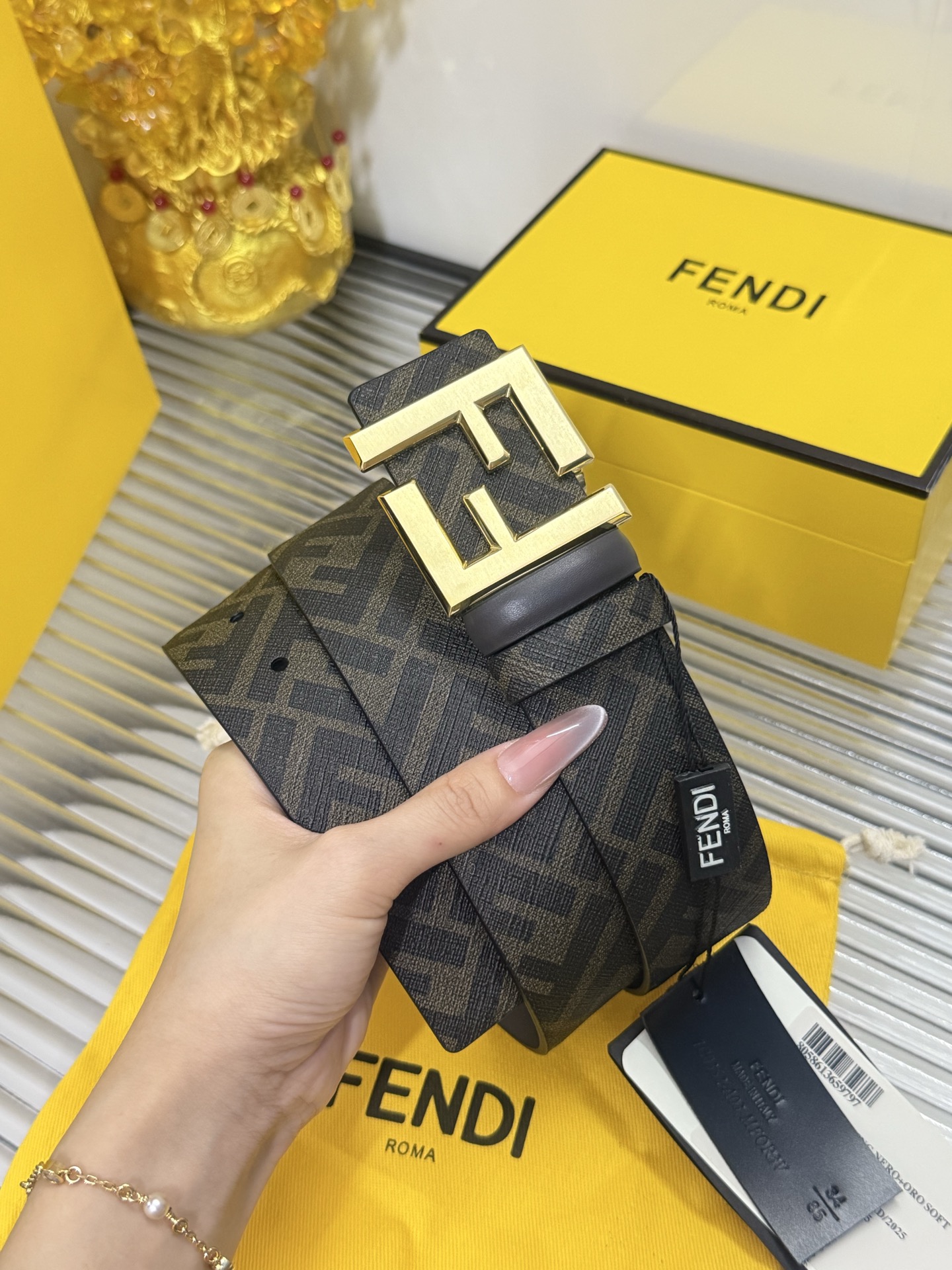 Fendi 宽度：𝟯 𝟴𝗰𝗺 芬迪 FENDI « 配全套 原包装 » 花纹 进口 帆布/小牛皮双面可用+精品纯铜拉丝金扣