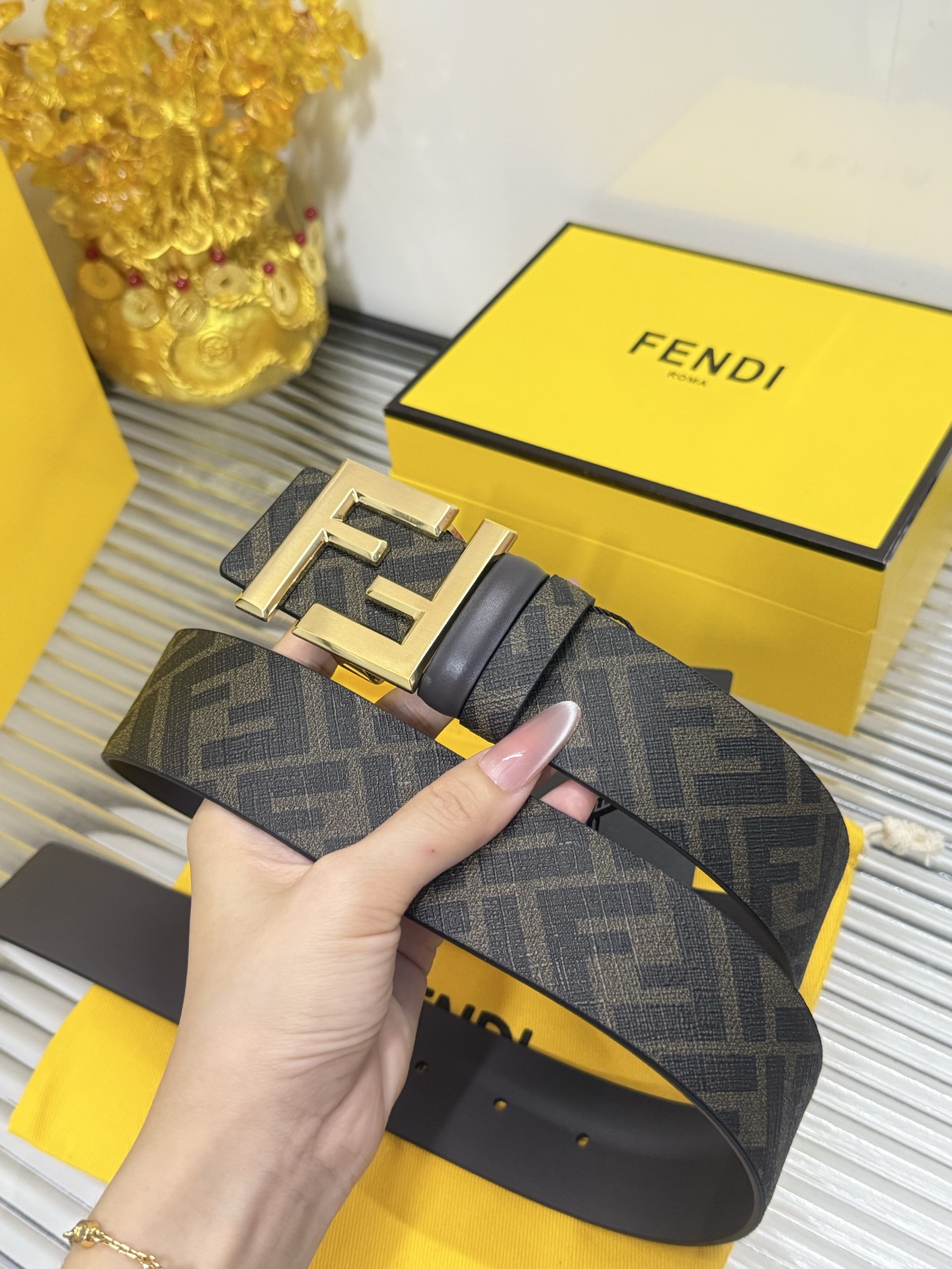 Fendi 宽度：𝟯 𝟴𝗰𝗺 芬迪 FENDI « 配全套 原包装 » 花纹 进口 帆布/小牛皮双面可用+精品纯铜拉丝金扣