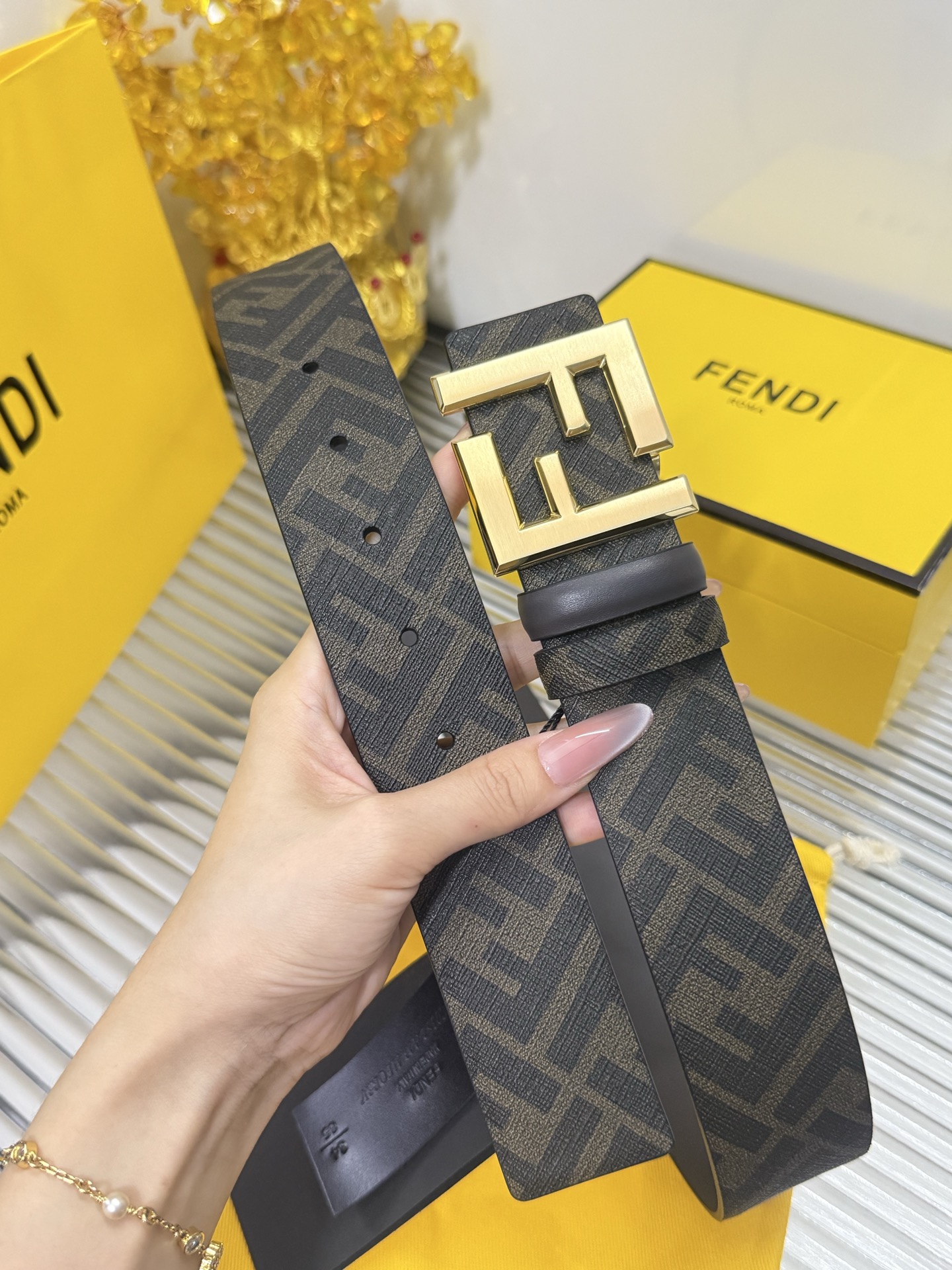 Fendi 宽度：𝟯 𝟴𝗰𝗺 芬迪 FENDI « 配全套 原包装 » 花纹 进口 帆布/小牛皮双面可用+精品纯铜拉丝金扣