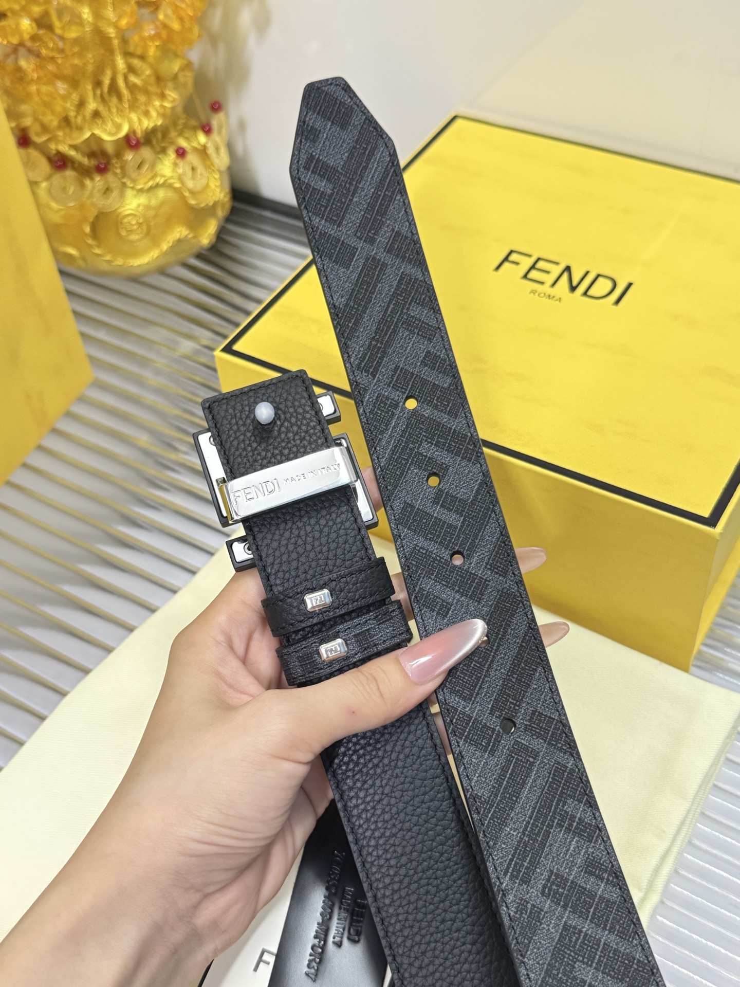 Fendi 宽度：𝟑.𝟱𝗰𝗺 芬迪 FENDI« 配全套 原包装 » 双面可用 进口 /小牛皮+精品纯铜扣