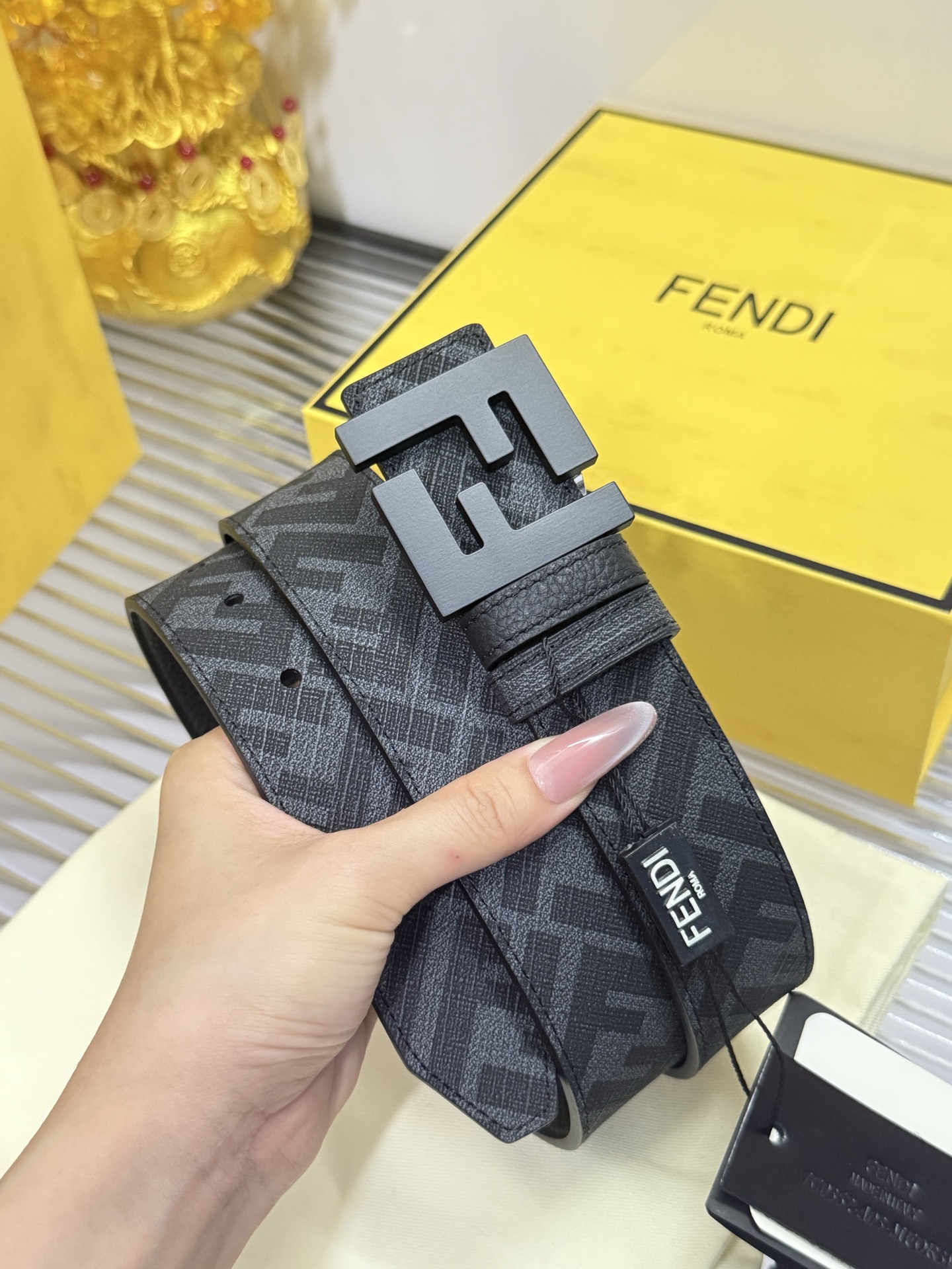 Fendi 宽度：𝟑.𝟱𝗰𝗺 芬迪 FENDI« 配全套 原包装 » 双面可用 进口 /小牛皮+精品纯铜扣