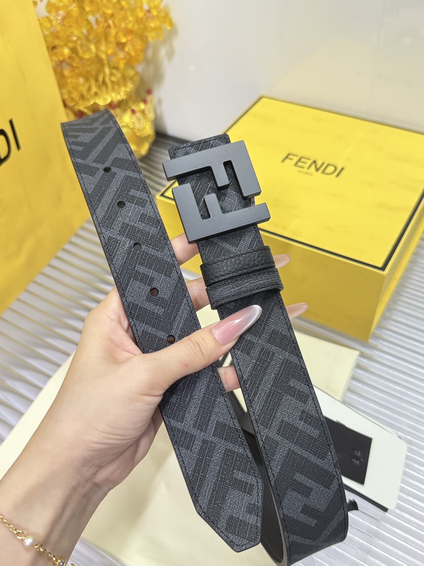 Fendi 宽度：𝟑.𝟱𝗰𝗺 芬迪 FENDI« 配全套 原包装 » 双面可用 进口 /小牛皮+精品纯铜扣