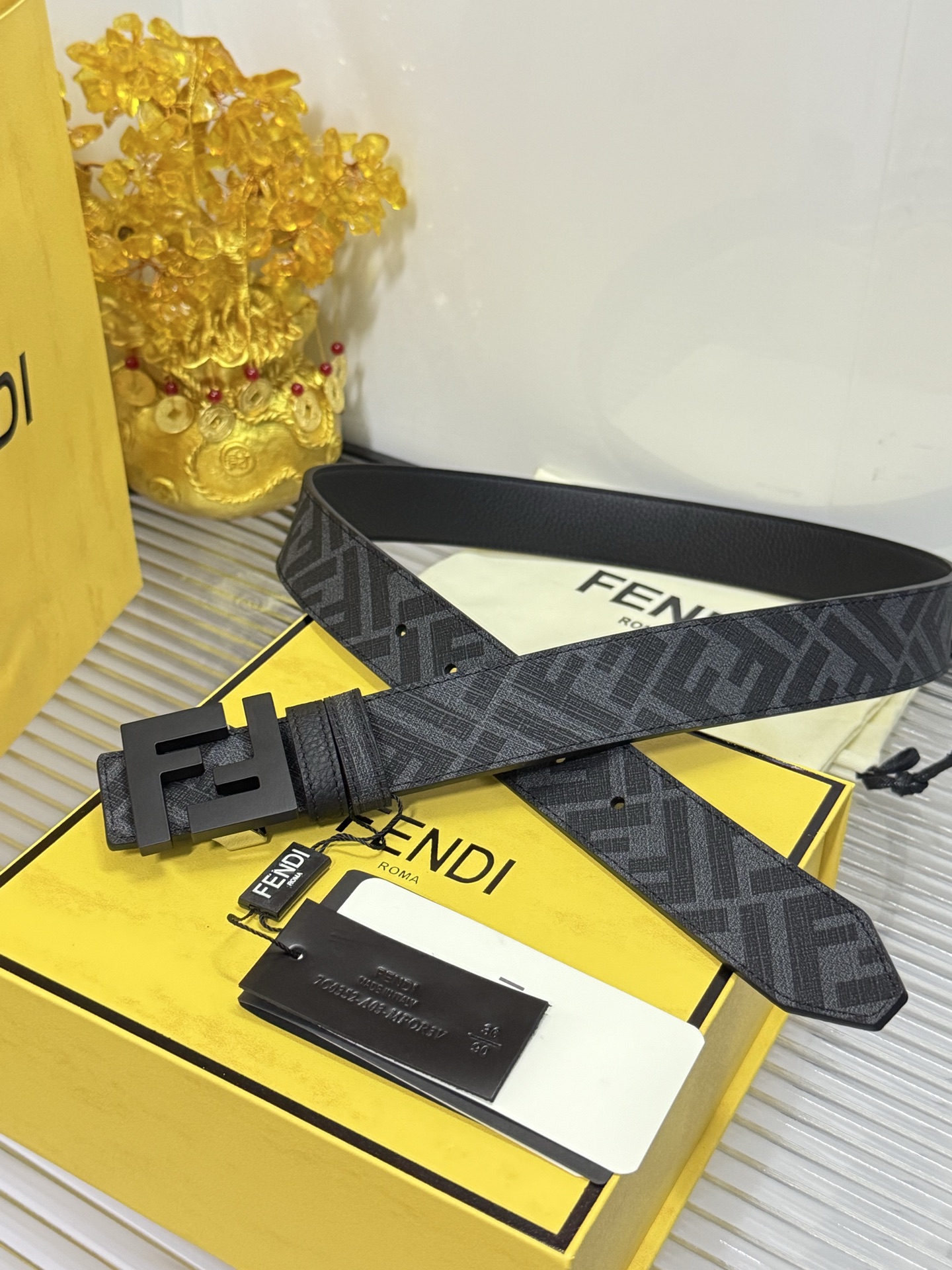 Fendi 宽度：𝟑.𝟱𝗰𝗺 芬迪 FENDI« 配全套 原包装 » 双面可用 进口 /小牛皮+精品纯铜扣