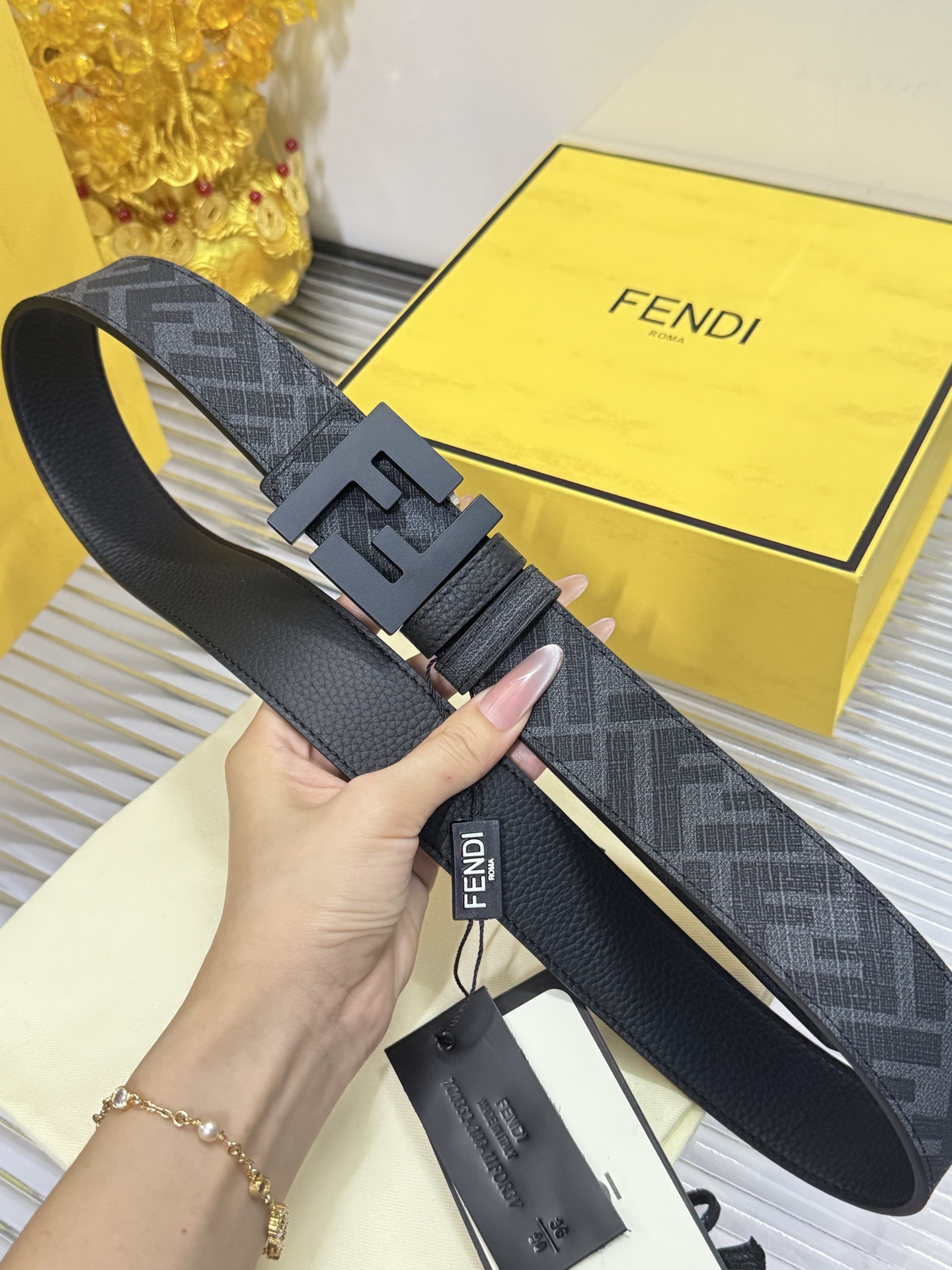 Fendi 宽度：𝟑.𝟱𝗰𝗺 芬迪 FENDI« 配全套 原包装 » 双面可用 进口 /小牛皮+精品纯铜扣