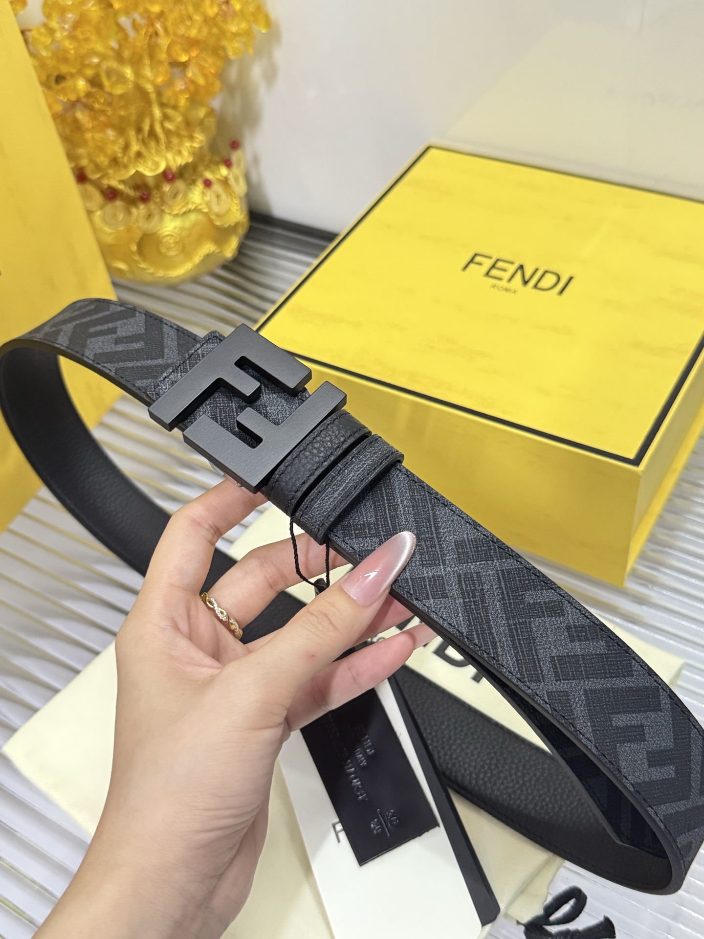 Fendi 宽度：𝟑.𝟱𝗰𝗺 芬迪 FENDI« 配全套 原包装 » 双面可用 进口 /小牛皮+精品纯铜扣