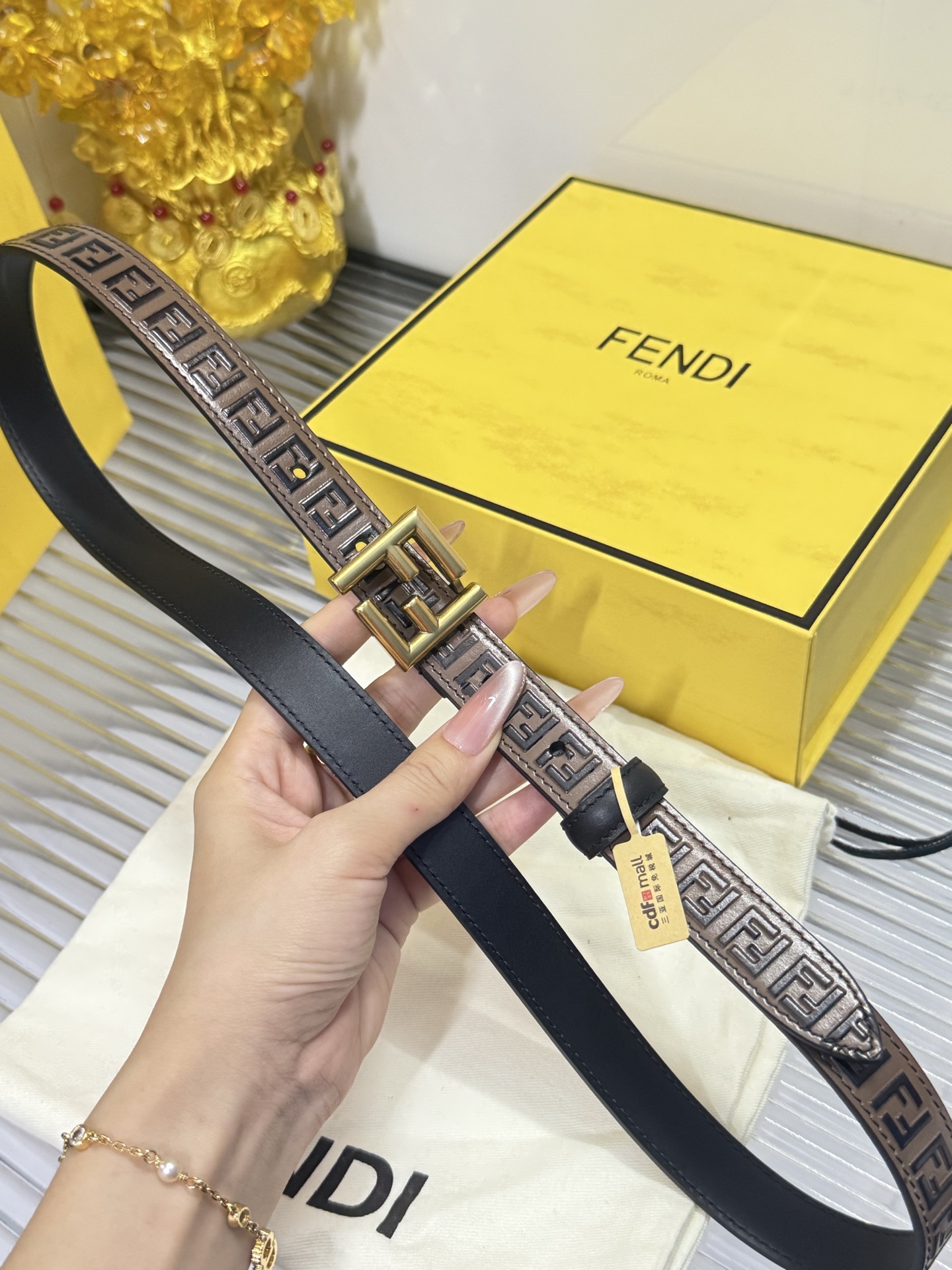 Fendi 宽度：𝟮.𝟱𝗰𝗺 芬迪 FENDI 窄款« 配全套 原包装 » 进口 小牛皮+精品纯铜扣