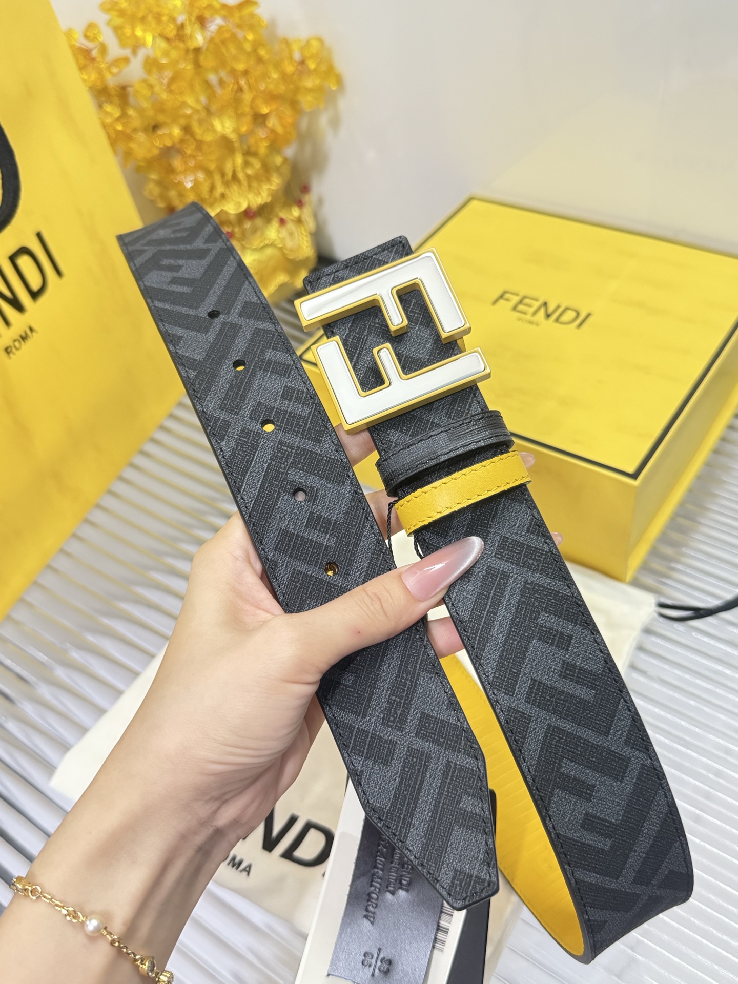Fendi 宽度：𝟰.𝟬𝗰𝗺 芬迪 FENDI « 配全套 原包装 » 双面可用 进口 帆布/小牛皮+精品纯铜扣