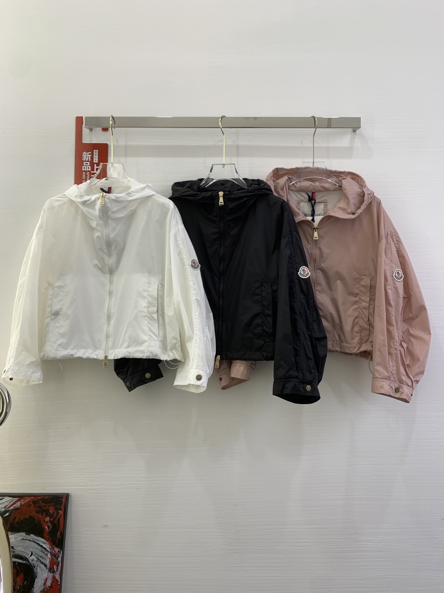 NO:328872,Mc short sunscreen windbreaker Size 0-1-2Moncler coverall spring and summer women's sunscreen clothing hooded thin jacket Moncler thin sunscreen windbreaker, a very light windbreaker Three-dimensional tailored loose style, with a cover logo on the rotator sleeves, breathable inside, fashionable and stylish while also very slim and slim. Whether it is for the spring and autumn jacket or the usual styling, it is very nice fabric nylon, Moncler, jackets & coats, jackets & coats, hats, alexander wang19860909Mc短款防晒风衣 码数0-1-2Moncler蒙口春夏女士防晒服连帽薄款夹克外套 Moncler 轻薄防晒风衣,非常轻薄的一款风衣 立体剪裁的宽松版型,肩袖上有蒙口标志,内里透气,时髦有型的同时又非常修身显瘦 不管是春秋做为外套穿搭,还是平时用以凹造型都非常 nice 面料锦纶,,Moncler,jackets & coats,jackets & coats,hats,alexander wang,Women's clothing