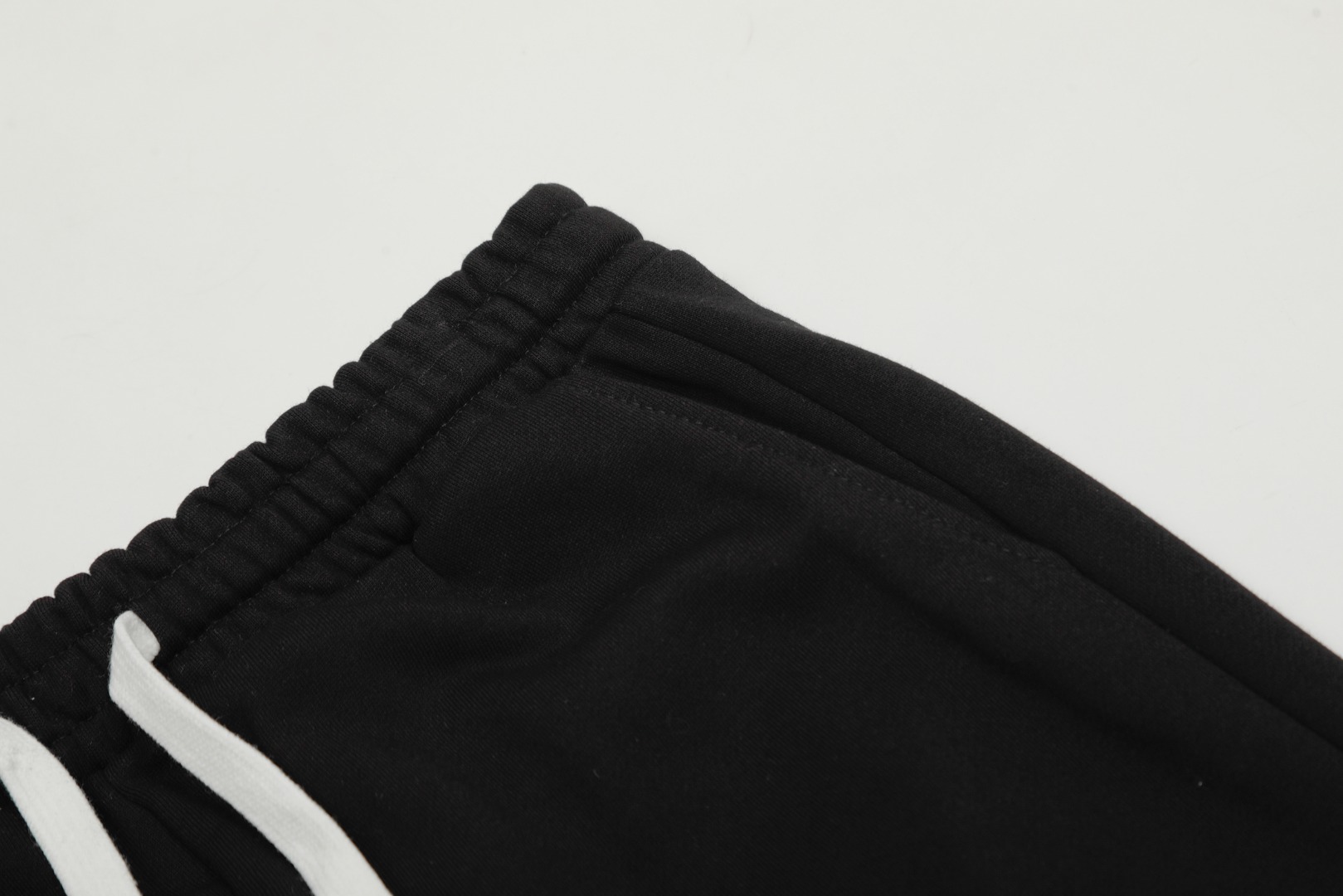 P115 「顶级品质」
【Loewe/罗意威 拼色刺绣刺绣logo简约休闲阔腿长裤】 
✅Loewe/罗意威 经典基础拼接色刺绣男女同款百搭阔腿情侣长裤
✅高品质纯棉毛圈面料 厚度适中
✅版型修身显个子 穿搭宽松舒适无压力
✅上身简约易搭 ootd必备款  好看的衣服从不挑人 情侣衣柜必入推荐
尺码：S-L 
颜色：
花灰
黑色