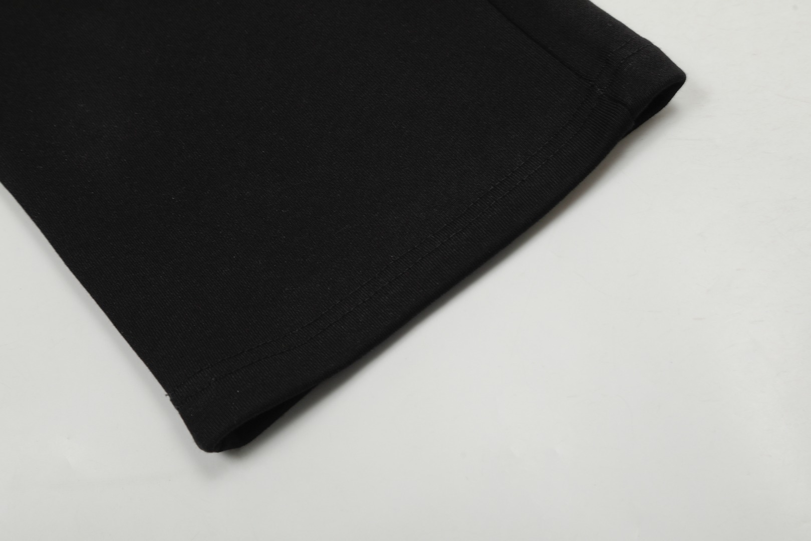 P115 「顶级品质」
【Loewe/罗意威 拼色刺绣刺绣logo简约休闲阔腿长裤】 
✅Loewe/罗意威 经典基础拼接色刺绣男女同款百搭阔腿情侣长裤
✅高品质纯棉毛圈面料 厚度适中
✅版型修身显个子 穿搭宽松舒适无压力
✅上身简约易搭 ootd必备款  好看的衣服从不挑人 情侣衣柜必入推荐
尺码：S-L 
颜色：
花灰
黑色