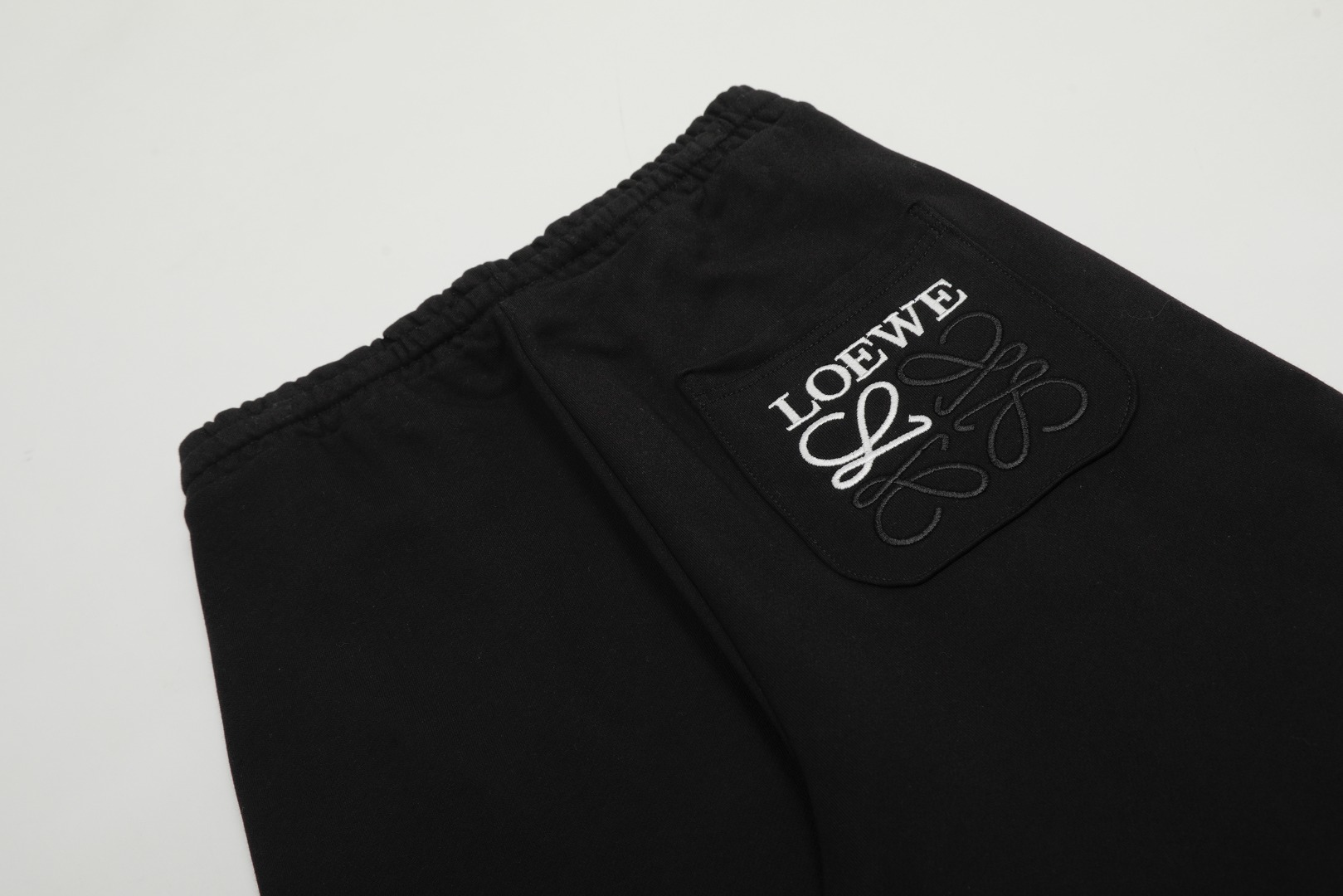 P115 「顶级品质」
【Loewe/罗意威 拼色刺绣刺绣logo简约休闲阔腿长裤】 
✅Loewe/罗意威 经典基础拼接色刺绣男女同款百搭阔腿情侣长裤
✅高品质纯棉毛圈面料 厚度适中
✅版型修身显个子 穿搭宽松舒适无压力
✅上身简约易搭 ootd必备款  好看的衣服从不挑人 情侣衣柜必入推荐
尺码：S-L 
颜色：
花灰
黑色