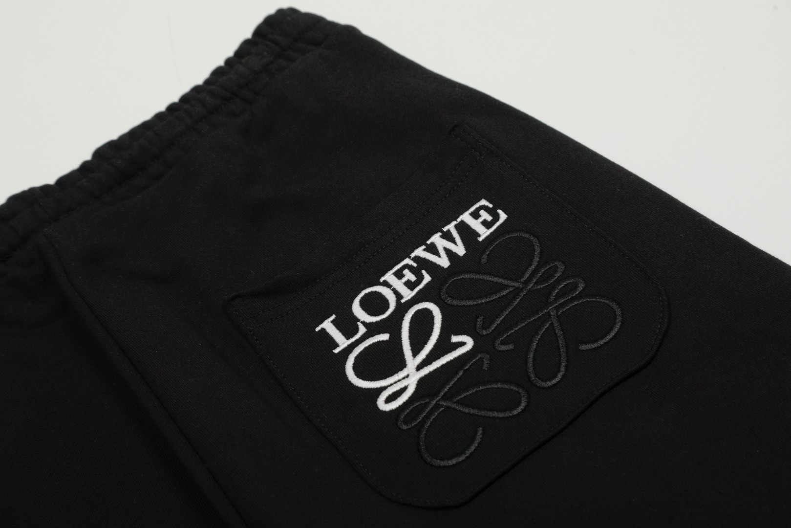 P115 「顶级品质」
【Loewe/罗意威 拼色刺绣刺绣logo简约休闲阔腿长裤】 
✅Loewe/罗意威 经典基础拼接色刺绣男女同款百搭阔腿情侣长裤
✅高品质纯棉毛圈面料 厚度适中
✅版型修身显个子 穿搭宽松舒适无压力
✅上身简约易搭 ootd必备款  好看的衣服从不挑人 情侣衣柜必入推荐
尺码：S-L 
颜色：
花灰
黑色