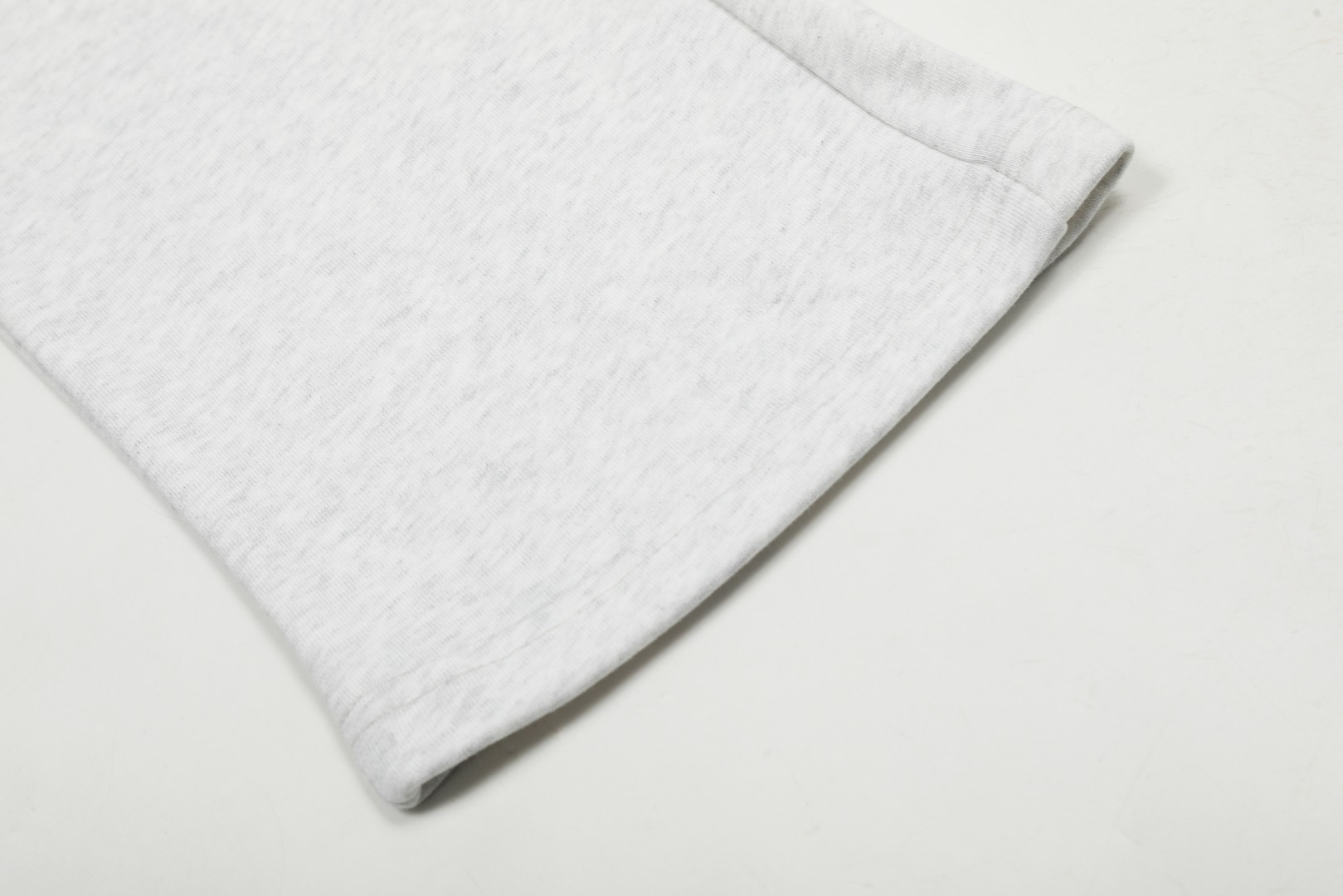 P115 「顶级品质」
【Loewe/罗意威 拼色刺绣刺绣logo简约休闲阔腿长裤】 
✅Loewe/罗意威 经典基础拼接色刺绣男女同款百搭阔腿情侣长裤
✅高品质纯棉毛圈面料 厚度适中
✅版型修身显个子 穿搭宽松舒适无压力
✅上身简约易搭 ootd必备款  好看的衣服从不挑人 情侣衣柜必入推荐
尺码：S-L 
颜色：
花灰
黑色