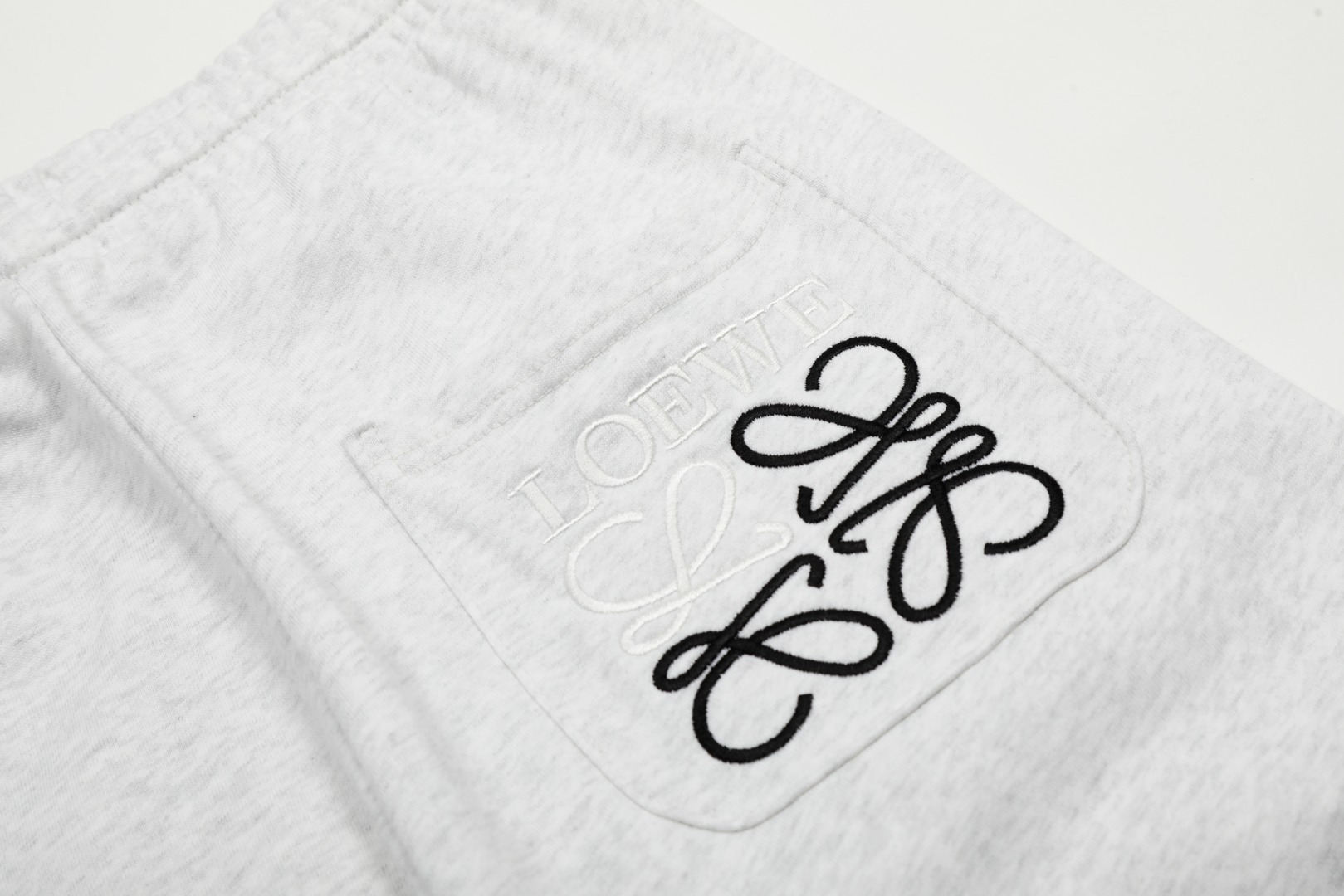 P115 「顶级品质」
【Loewe/罗意威 拼色刺绣刺绣logo简约休闲阔腿长裤】 
✅Loewe/罗意威 经典基础拼接色刺绣男女同款百搭阔腿情侣长裤
✅高品质纯棉毛圈面料 厚度适中
✅版型修身显个子 穿搭宽松舒适无压力
✅上身简约易搭 ootd必备款  好看的衣服从不挑人 情侣衣柜必入推荐
尺码：S-L 
颜色：
花灰
黑色