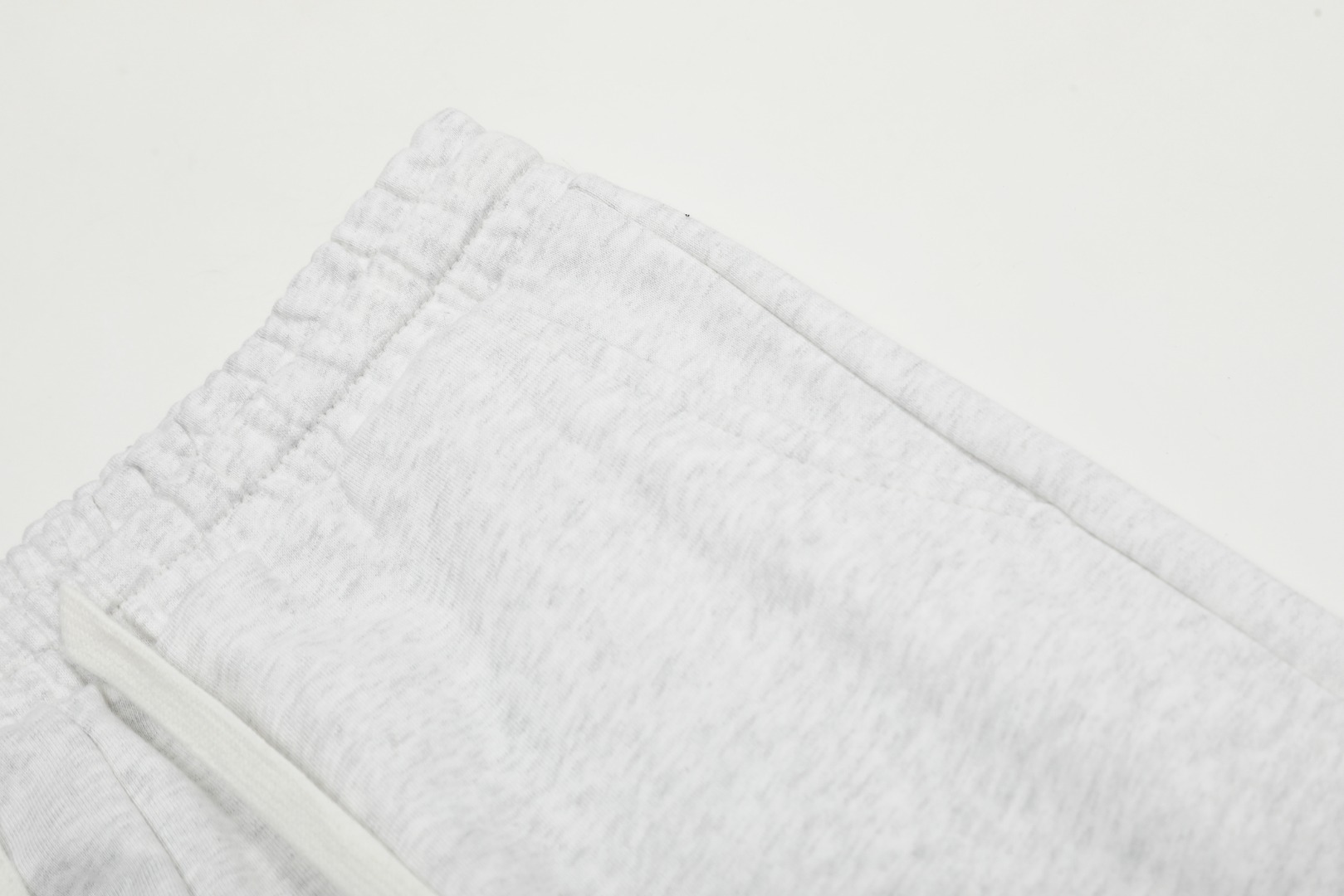 P115 「顶级品质」
【Loewe/罗意威 拼色刺绣刺绣logo简约休闲阔腿长裤】 
✅Loewe/罗意威 经典基础拼接色刺绣男女同款百搭阔腿情侣长裤
✅高品质纯棉毛圈面料 厚度适中
✅版型修身显个子 穿搭宽松舒适无压力
✅上身简约易搭 ootd必备款  好看的衣服从不挑人 情侣衣柜必入推荐
尺码：S-L 
颜色：
花灰
黑色