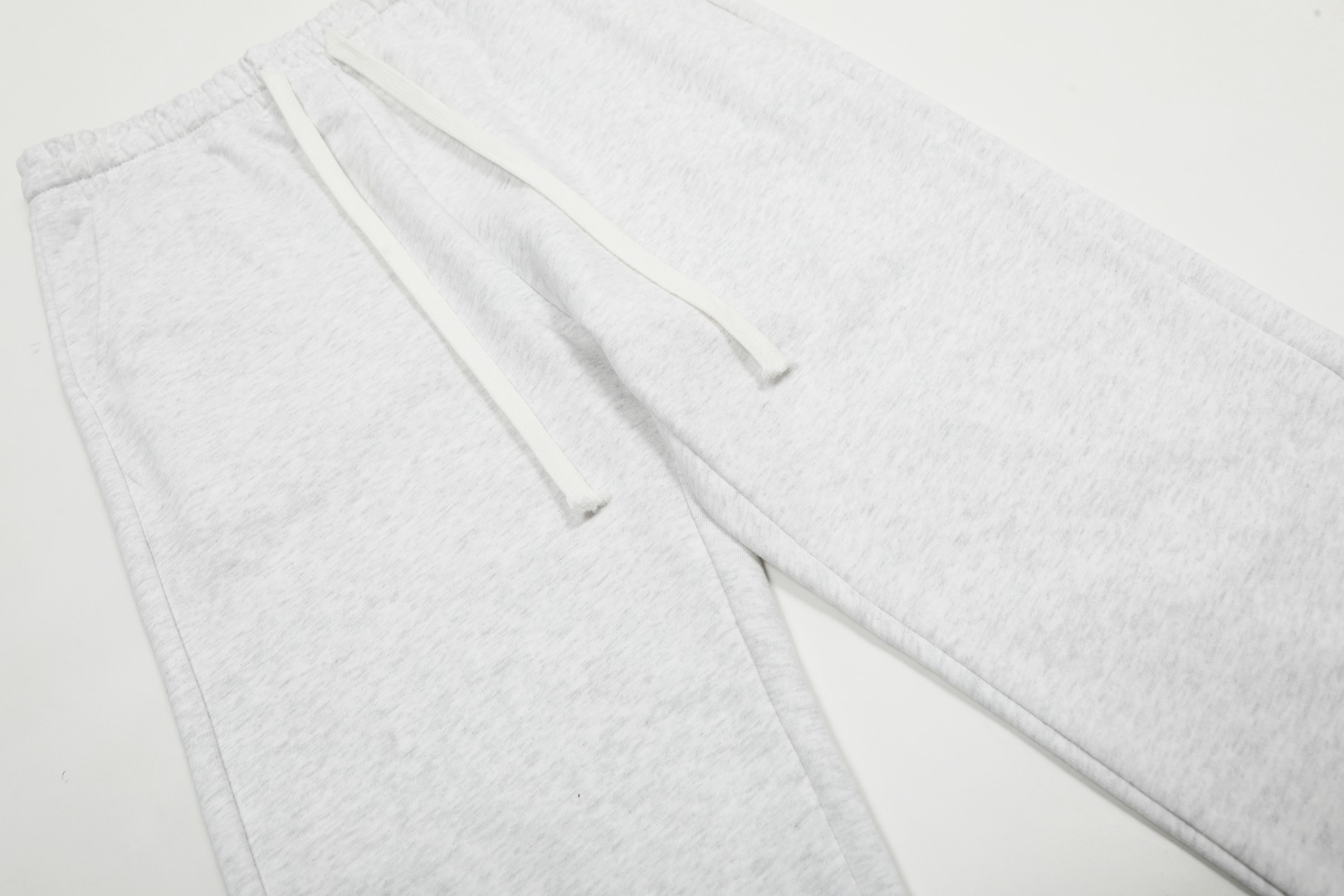 P115 「顶级品质」
【Loewe/罗意威 拼色刺绣刺绣logo简约休闲阔腿长裤】 
✅Loewe/罗意威 经典基础拼接色刺绣男女同款百搭阔腿情侣长裤
✅高品质纯棉毛圈面料 厚度适中
✅版型修身显个子 穿搭宽松舒适无压力
✅上身简约易搭 ootd必备款  好看的衣服从不挑人 情侣衣柜必入推荐
尺码：S-L 
颜色：
花灰
黑色