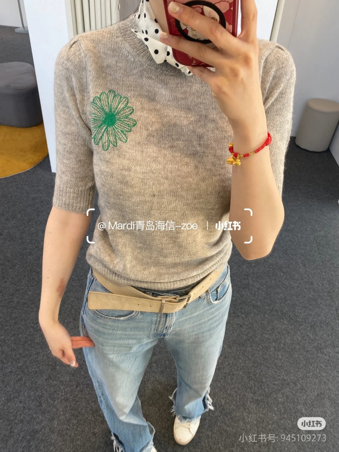 「顶级品质」 款号:MD001#(全年不下架) 【Mardi Mercredi/玛尔迪 圆领小雏菊刺绣logo针织短袖】 ✅Mardi Mercredi/玛尔迪马海毛羊毛混纺渐变色女神款针织短袖 ✅主供平台直播 批发实体 缺货即补 不下架 ✅ZP品质1:1打版 马海毛羊毛混纺毛料 柜台品质 ✅细节品质全广州独一家 进口品质棉纱 主打高端 性价比 好品质无需多说 ✅胸口高密度雏菊刺绣 版型还原原单 宽松舒适无压力 ✅上身简约易搭 女神ootd必备款 好看的衣服从不挑人 女神衣柜必入推荐 颜色: 灰色 米杏 紫色 蓝色