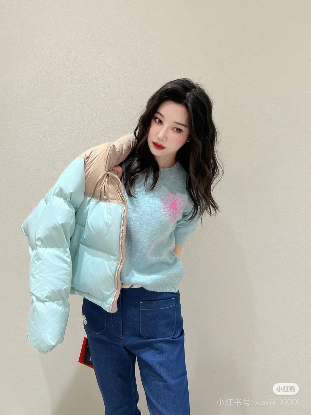 「顶级品质」 款号:MD001#(全年不下架) 【Mardi Mercredi/玛尔迪 圆领小雏菊刺绣logo针织短袖】 ✅Mardi Mercredi/玛尔迪马海毛羊毛混纺渐变色女神款针织短袖 ✅主供平台直播 批发实体 缺货即补 不下架 ✅ZP品质1:1打版 马海毛羊毛混纺毛料 柜台品质 ✅细节品质全广州独一家 进口品质棉纱 主打高端 性价比 好品质无需多说 ✅胸口高密度雏菊刺绣 版型还原原单 宽松舒适无压力 ✅上身简约易搭 女神ootd必备款 好看的衣服从不挑人 女神衣柜必入推荐 颜色: 灰色 米杏 紫色 蓝色