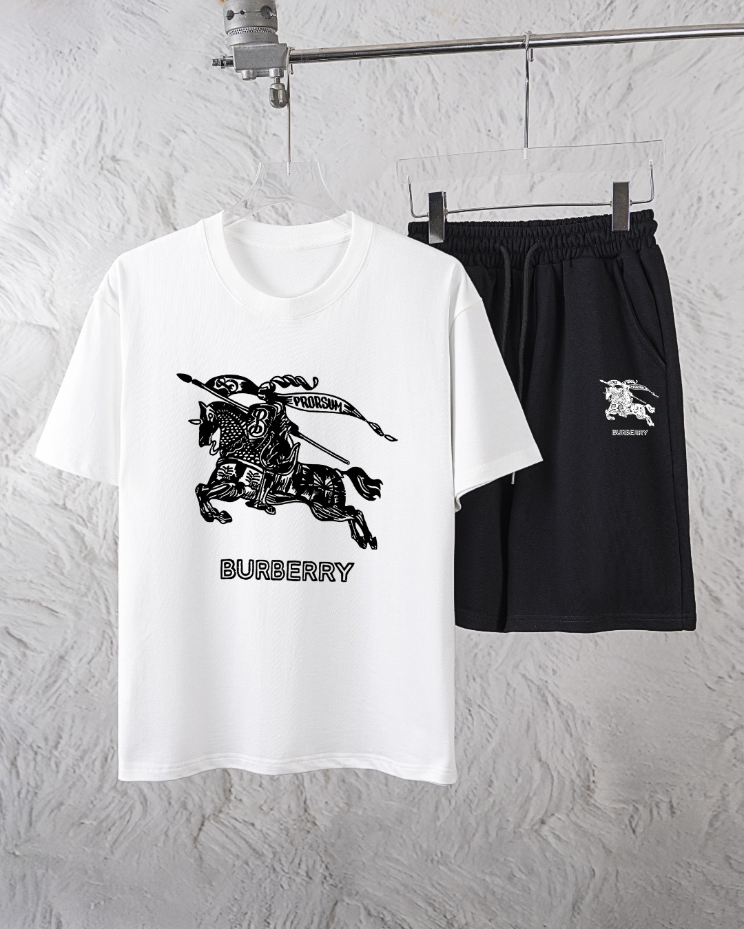 ¡Burberry ofrece exclusivamente nuevos trajes cortos de manga corta con cuello redondo y moda para hombres, trajes casu…