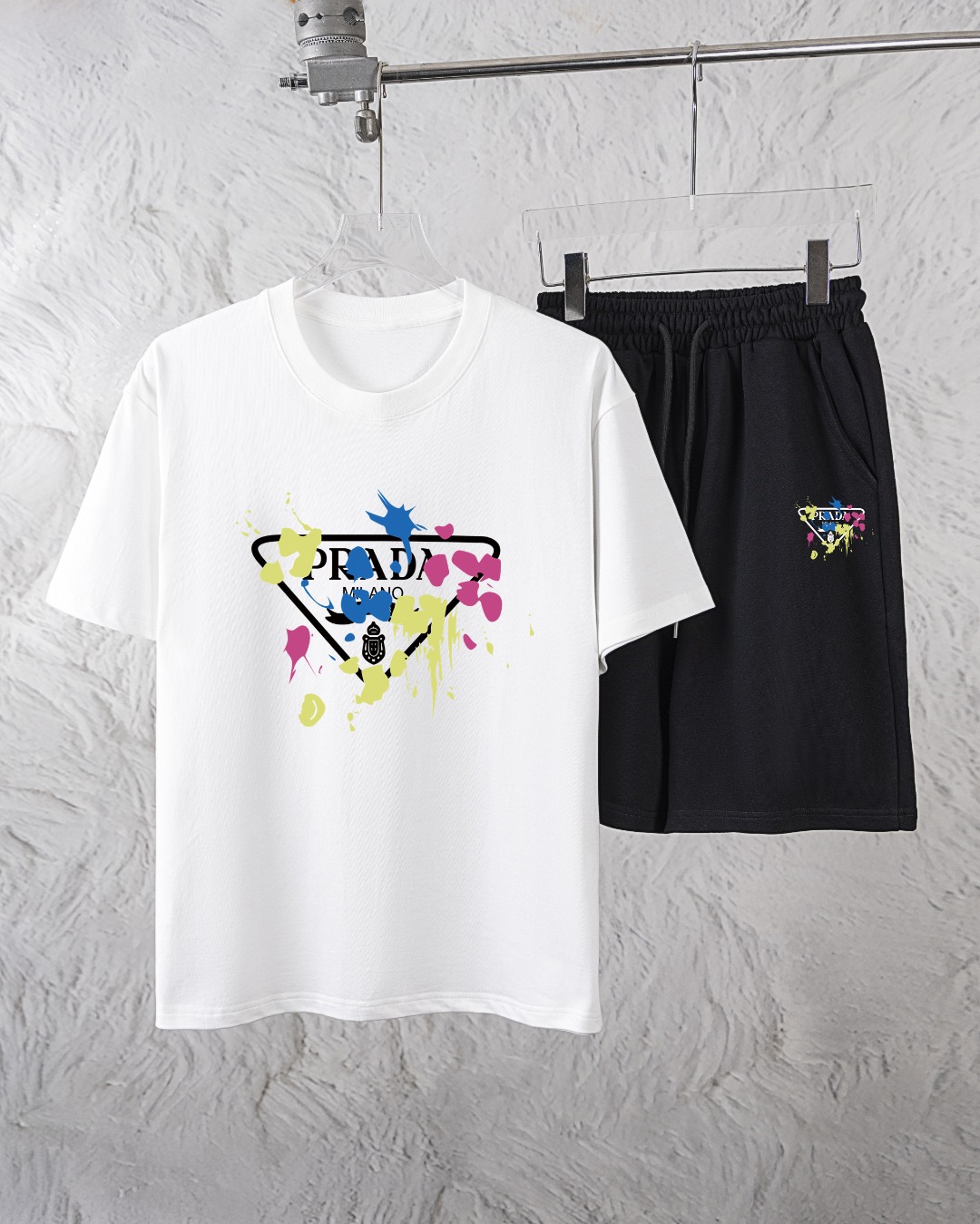 ¡Prada ofrece exclusivamente nuevos trajes cortos de manga corta con cuello redondo y moda para hombres, trajes casuale…
