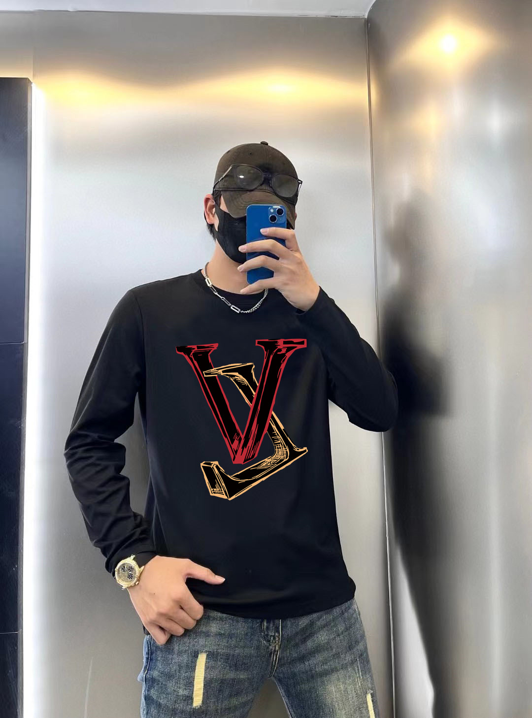 NO:521751,Louis Vuitton 2025 Early Autumn Counter New Top-Level Original Single Fashion 250G Casual Baser Long Sleeve T-shirt. Size S MLXL XXL Bust 50.55355.558 60.5 Length 69 71 73 7577 Shoulder width 4850.5 53 55.5 58 Sleeve length 58 59 60 6061 Size Due to manual measurement, there is a deviation of about 1-3CM. 25ss Early Autumn Fashion Internet celebrity trendy people customize, selected long velvet cotton fabrics, exquisite original logo creation, excellent comfort and breathability, whether it is single or inner wear, it is very handsome, which conforms to the practical dressing habits of men, pursues luxury, noble and elegant style, and creates extraordinary men's taste.,,louis  vuitton,tees,t-shirt,alexander wang19860909路易威登 2025早秋专柜新款顶级原单时尚250克休闲打底衫长袖T恤. 码数S MLXL XXL 胸围50.55355.558 60.5 衣长 69 71 73 7577 肩宽 4850.5 53 55.5 58 袖长 58 59 60 6061 尺寸由于手工测量,存在1-3CM左右的偏差 25ss早秋时尚网红潮人定制,精选长绒棉面料,精致原版logo打造,舒适性与透气性兼优,无论是单穿或是内搭都是帅气十足,吻合了男性实用穿衣习惯,追求奢华高贵优雅风范,打造不凡男士品味.,,louis vuitton,tees，t-shirt,alexander wang,Men's clothing