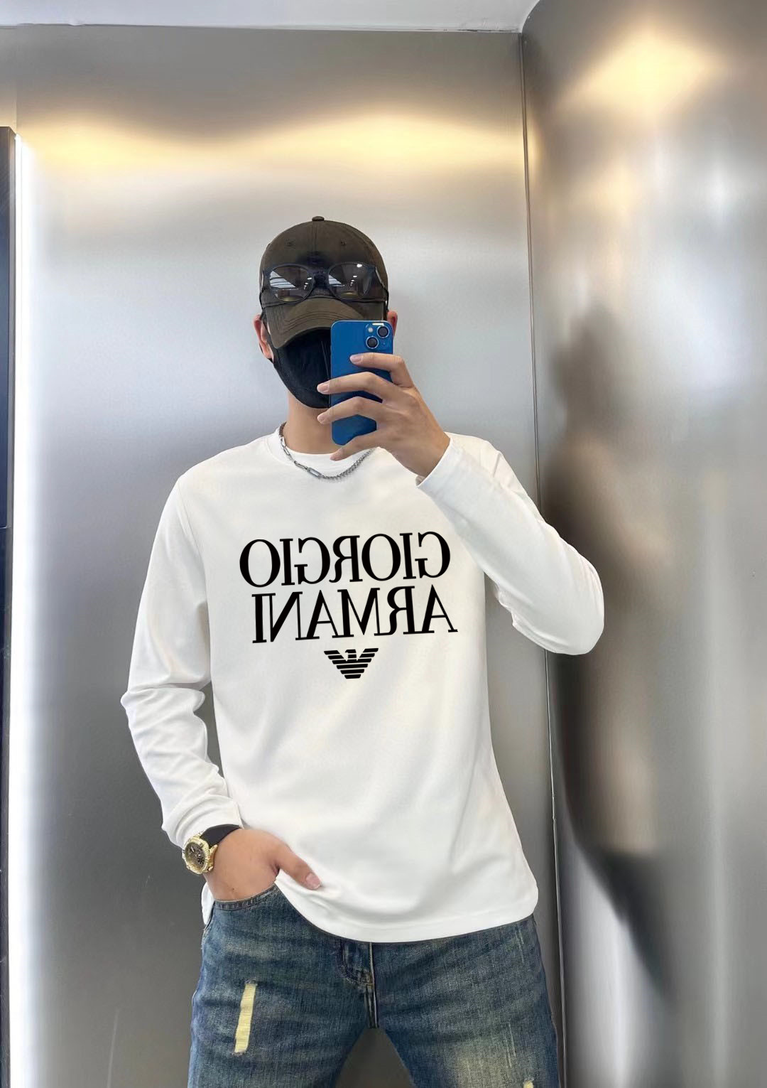 NO:521754,Armani 2025 early autumn counter new top-level original single fashion 250g casual base shirt long-sleeved T-shirt. S MLXL XXL Bust 50.55355.558 60.5 Length 69 71 73 7577 Shoulder width 4850.5 53 55.5 58 Sleeve length 58 59 60 6061 Size due to manual measurement, there is a deviation of about 1-3CM. 25ss Early autumn fashion internet celebrity trendy people customize, selected long velvet cotton fabric, exquisite original logo creation, excellent comfort and breathability, whether it is single or inner wear, it is very handsome, which conforms to the practical dressing habits of men, pursues luxury, noble and elegant style, and creates extraordinary men's taste.,,armani,tees, t-shirt,alexander  wang19860909阿玛尼 2025早秋专柜新款顶级原单时尚250克休闲打底衫长袖T恤. 码数S MLXL XXL 胸围50.55355.558 60.5 衣长 69 71 73 7577 肩宽 4850.5 53 55.5 58 袖长 58 59 60 6061 尺寸由于手工测量,存在1-3CM左右的偏差 25ss早秋时尚网红潮人定制,精选长绒棉面料,精致原版logo打造,舒适性与透气性兼优,无论是单穿或是内搭都是帅气十足,吻合了男性实用穿衣习惯,追求奢华高贵优雅风范,打造不凡男士品味.,,armani,tees，t-shirt,alexander wang,Men's clothing