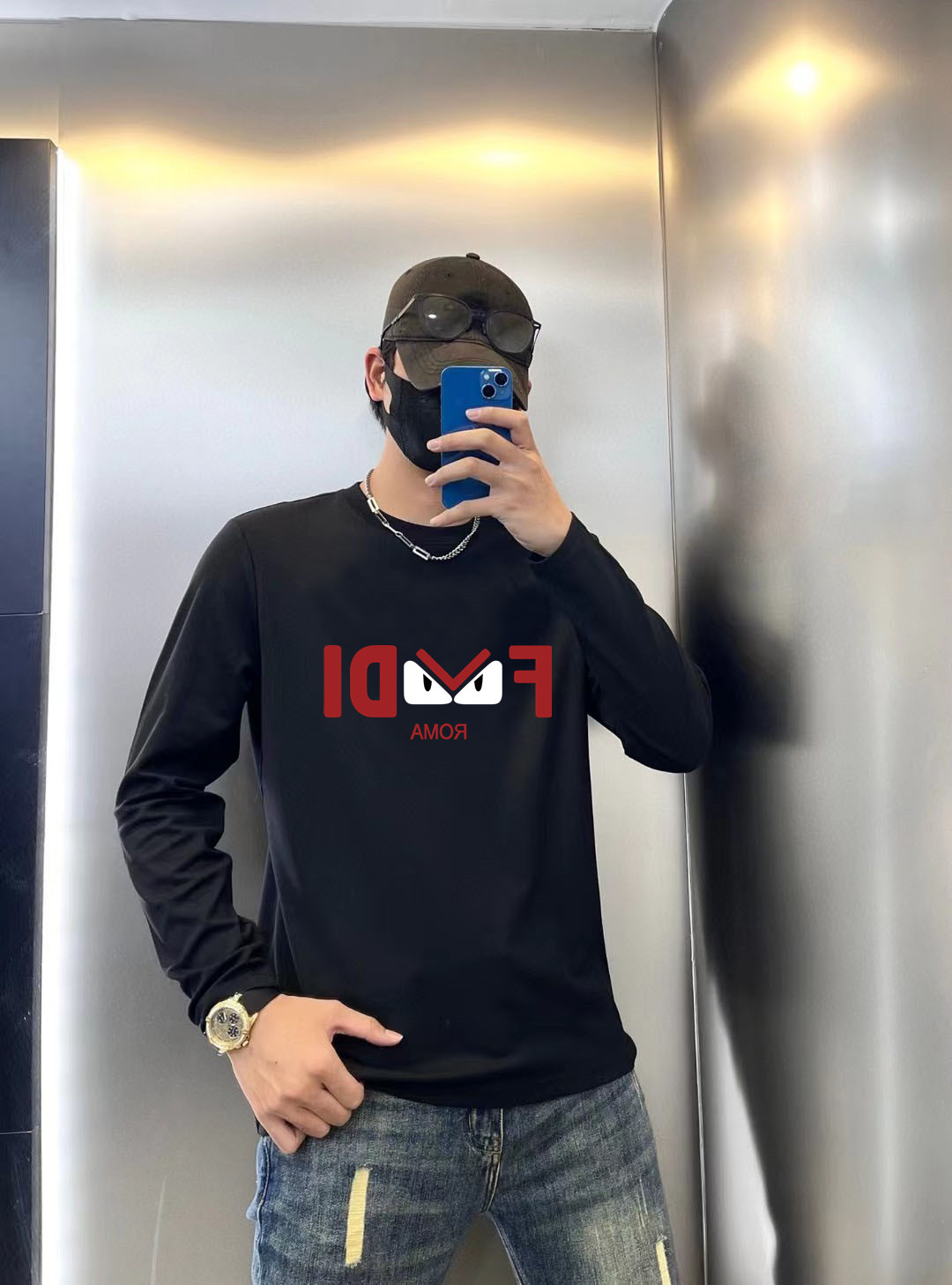 NO:521759,Fendi 2025 early autumn counter new top-level original single fashion 250g casual base shirt long-sleeved T-shirt. S MLXL XXL Bust 50.55355.558 60.5 Length 69 71 73 7577 Shoulder width 4850.5 53 55.5 58 Sleeve length 58 59 60 6061 Size due to manual measurement, there is a deviation of about 1-3CM. 25ss Early autumn fashion internet celebrity trendy people customize, selected long velvet cotton fabric, exquisite original logo creation, excellent comfort and breathability, whether it is single or inner wear, it is very handsome, which conforms to the practical dressing habits of men, pursues luxury, noble and elegant style, and creates extraordinary men's taste.,,fendi,tees,t-shirt,alexander  wang19860909芬迪 2025早秋专柜新款顶级原单时尚250克休闲打底衫长袖T恤. 码数S MLXL XXL 胸围50.55355.558 60.5 衣长 69 71 73 7577 肩宽 4850.5 53 55.5 58 袖长 58 59 60 6061 尺寸由于手工测量,存在1-3CM左右的偏差 25ss早秋时尚网红潮人定制,精选长绒棉面料,精致原版logo打造,舒适性与透气性兼优,无论是单穿或是内搭都是帅气十足,吻合了男性实用穿衣习惯,追求奢华高贵优雅风范,打造不凡男士品味.,,fendi,tees，t-shirt,alexander wang,Men's clothing