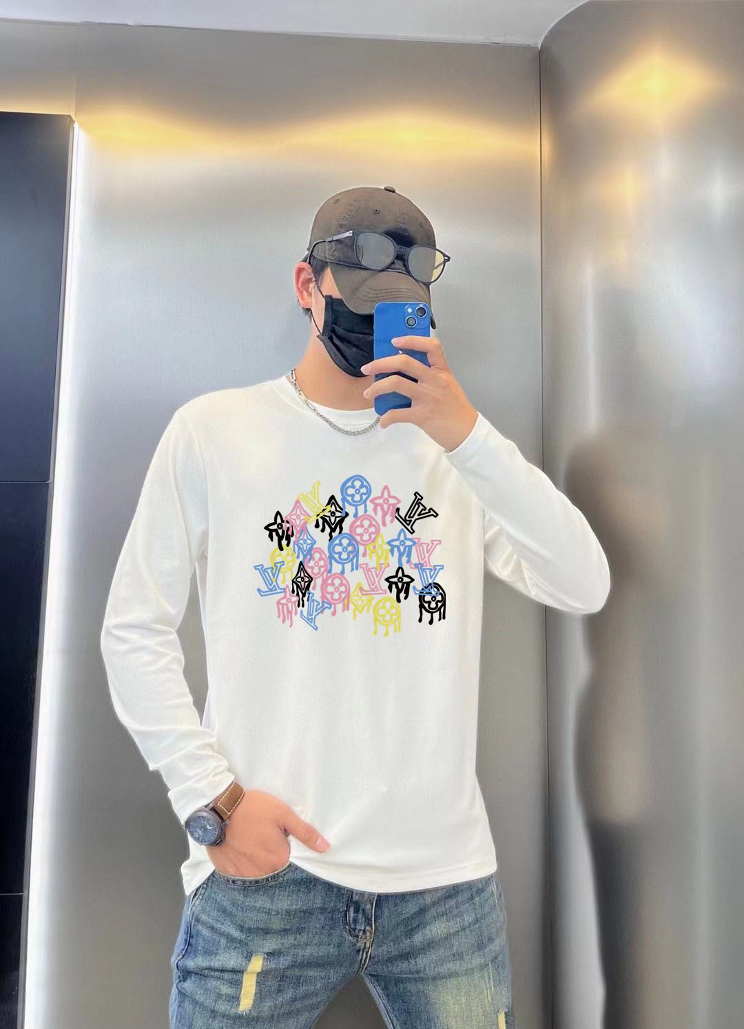 NO:521761,Louis Vuitton 2025 Early Autumn Counter New Top-Level Original Single Fashion 250G Casual Baser Long Sleeve T-shirt. Size S MLXL XXL Bust 50.55355.558 60.5 Length 69 71 73 7577 Shoulder width 4850.5 53 55.5 58 Sleeve length 58 59 60 6061 Size Due to manual measurement, there is a deviation of about 1-3CM. 25ss Early Autumn Fashion Internet celebrity trendy people customize, selected long velvet cotton fabrics, exquisite original logo creation, excellent comfort and breathability, whether it is single or inner wear, it is very handsome, which conforms to the practical dressing habits of men, pursues luxury, noble and elegant style, and creates extraordinary men's taste.,,louis  vuitton,tees,t-shirt,alexander wang19860909路易威登 2025早秋专柜新款顶级原单时尚250克休闲打底衫长袖T恤. 码数S MLXL XXL 胸围50.55355.558 60.5 衣长 69 71 73 7577 肩宽 4850.5 53 55.5 58 袖长 58 59 60 6061 尺寸由于手工测量,存在1-3CM左右的偏差 25ss早秋时尚网红潮人定制,精选长绒棉面料,精致原版logo打造,舒适性与透气性兼优,无论是单穿或是内搭都是帅气十足,吻合了男性实用穿衣习惯,追求奢华高贵优雅风范,打造不凡男士品味.,,louis vuitton,tees，t-shirt,alexander wang,Men's clothing