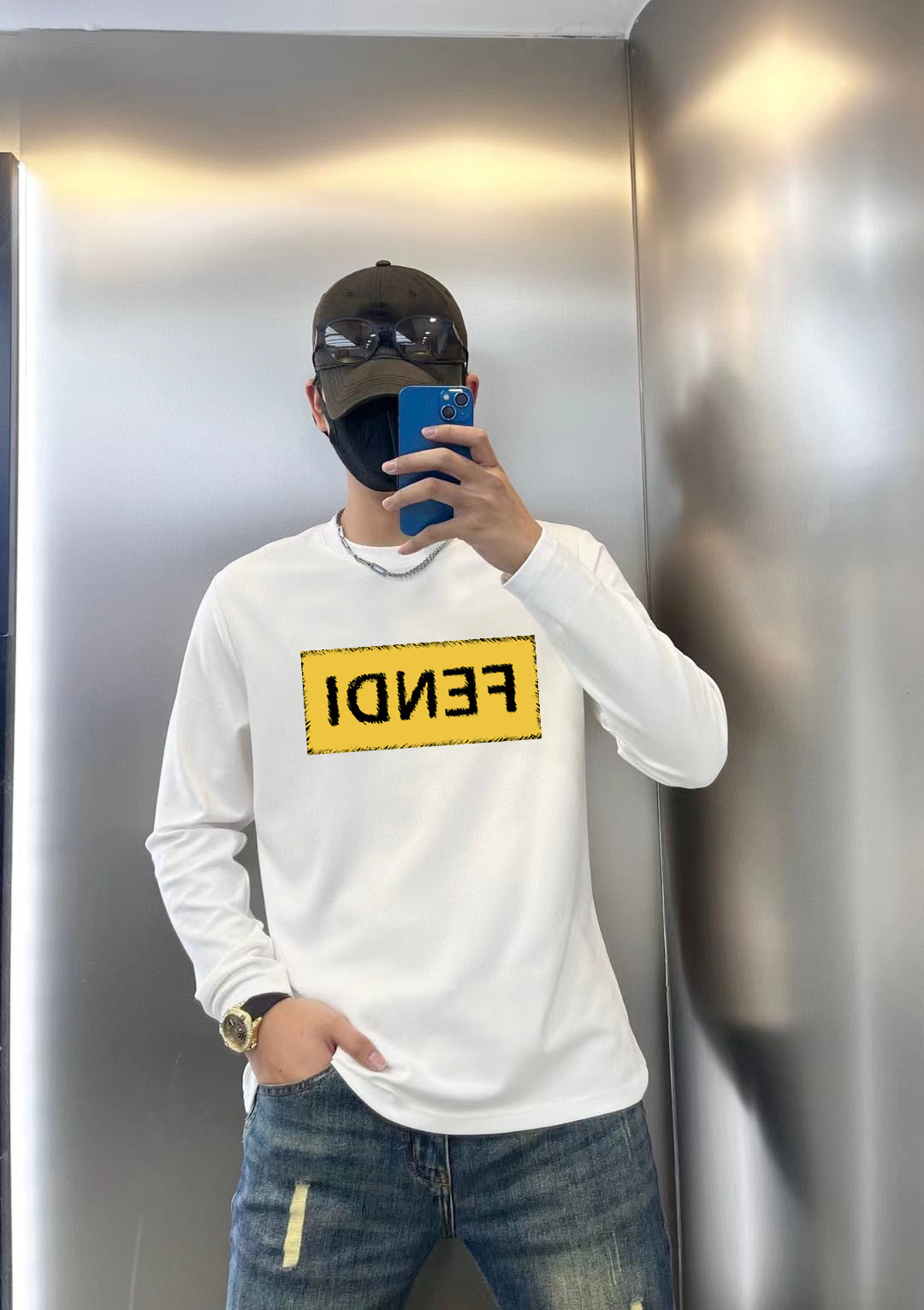 NO:521765,Fendi 2025 early autumn counter new top-level original single fashion 250g casual base shirt long-sleeved T-shirt. S MLXL XXL Bust 50.55355.558 60.5 Length 69 71 73 7577 Shoulder width 4850.5 53 55.5 58 Sleeve length 58 59 60 6061 Size Due to manual measurement, there is a deviation of about 1-3CM. 25ss Early autumn fashion internet celebrity trendy people customize, selected long velvet cotton fabric, exquisite original logo creation, excellent comfort and breathability, whether it is single or inner wear, it is very handsome, which conforms to the practical dressing habits of men, pursues luxury, noble and elegant style, and creates extraordinary men's taste.,,fendi,tees,t-shirt,alexander  wang19860909芬迪 2025早秋专柜新款顶级原单时尚250克休闲打底衫长袖T恤. 码数S MLXL XXL 胸围50.55355.558 60.5 衣长 69 71 73 7577 肩宽 4850.5 53 55.5 58 袖长 58 59 60 6061 尺寸由于手工测量,存在1-3CM左右的偏差 25ss早秋时尚网红潮人定制,精选长绒棉面料,精致原版logo打造,舒适性与透气性兼优,无论是单穿或是内搭都是帅气十足,吻合了男性实用穿衣习惯,追求奢华高贵优雅风范,打造不凡男士品味.,,fendi,tees，t-shirt,alexander wang,Men's clothing