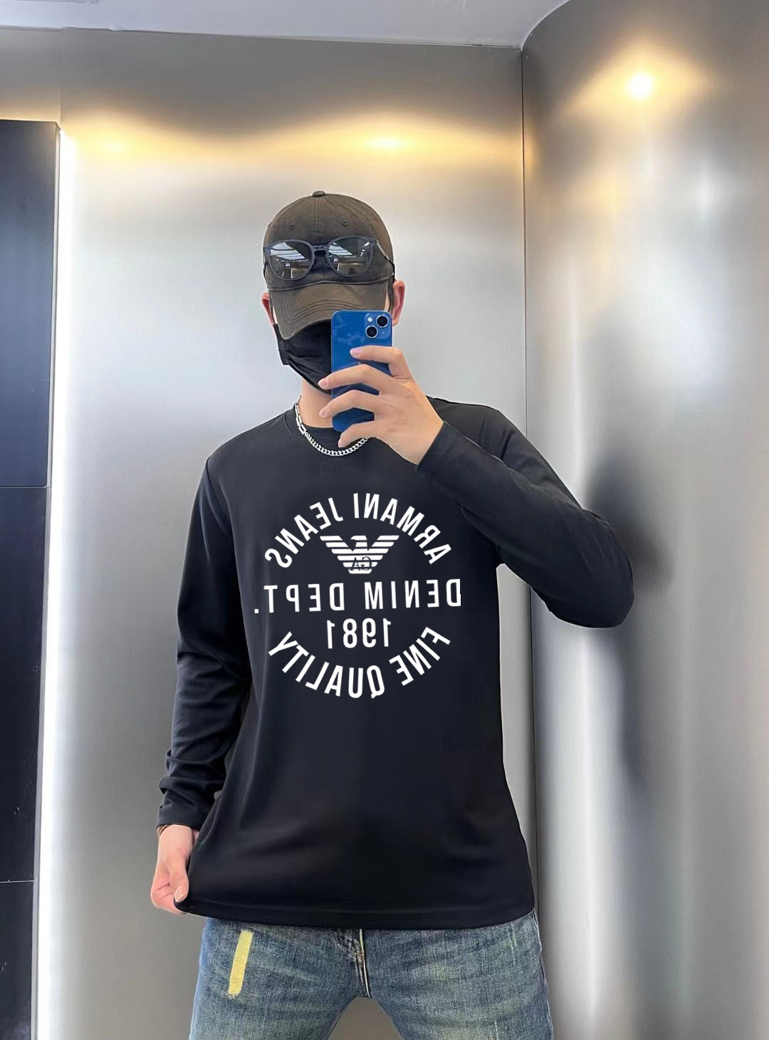 NO:521767,Armani 2025 early autumn counter new top-level original single fashion 250g casual base shirt long-sleeved T-shirt. S MLXL XXL Bust 50.55355.558 60.5 Length 69 71 73 7577 Shoulder width 4850.5 53 55.5 58 Sleeve length 58 59 60 6061 Size due to manual measurement, there is a deviation of about 1-3CM. 25ss Early autumn fashion internet celebrity trendy people customize, selected long velvet cotton fabric, exquisite original logo creation, excellent comfort and breathability, whether it is single or inner wear, it is very handsome, which conforms to the practical dressing habits of men, pursues luxury, noble and elegant style, and creates extraordinary men's taste.,,armani,tees, t-shirt,alexander  wang19860909阿玛尼 2025早秋专柜新款顶级原单时尚250克休闲打底衫长袖T恤. 码数S MLXL XXL 胸围50.55355.558 60.5 衣长 69 71 73 7577 肩宽 4850.5 53 55.5 58 袖长 58 59 60 6061 尺寸由于手工测量,存在1-3CM左右的偏差 25ss早秋时尚网红潮人定制,精选长绒棉面料,精致原版logo打造,舒适性与透气性兼优,无论是单穿或是内搭都是帅气十足,吻合了男性实用穿衣习惯,追求奢华高贵优雅风范,打造不凡男士品味.,,armani,tees，t-shirt,alexander wang,Men's clothing