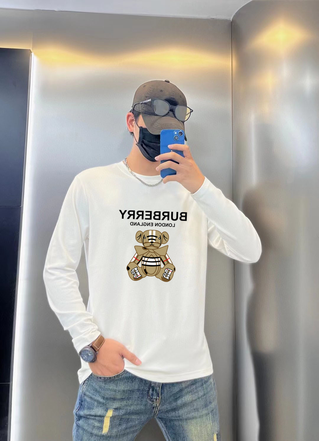 NO:521769,Burberry 2025 early autumn counter new top-level original single fashion 250g casual base shirt long-sleeved T-shirt. S MLXL XXL Bust 50.55355.558 60.5 Length 69 71 73 7577 Shoulder width 4850.5 53 55.5 58 Sleeve length 58 59 60 6061 Size due to manual measurement, there is a deviation of about 1-3CM  25ss early autumn fashion internet celebrity fashion customization, selected long velvet cotton fabric, exquisite original logo creation, excellent comfort and breathability, whether it is single or inner wear, it is very handsome, which conforms to the practical dressing habits of men, pursues luxury, noble and elegant style, and creates extraordinary men's taste.,,burberry,tees,t-shirt,alexander wang19860909巴宝莉 2025早秋专柜新款顶级原单时尚250克休闲打底衫长袖T恤. 码数S MLXL XXL 胸围50.55355.558 60.5 衣长 69 71 73 7577 肩宽 4850.5 53 55.5 58 袖长 58 59 60 6061 尺寸由于手工测量,存在1-3CM左右的偏差 25ss早秋时尚网红潮人定制,精选长绒棉面料,精致原版logo打造,舒适性与透气性兼优,无论是单穿或是内搭都是帅气十足,吻合了男性实用穿衣习惯,追求奢华高贵优雅风范,打造不凡男士品味.,,burberry,tees，t-shirt,alexander wang,Men's clothing