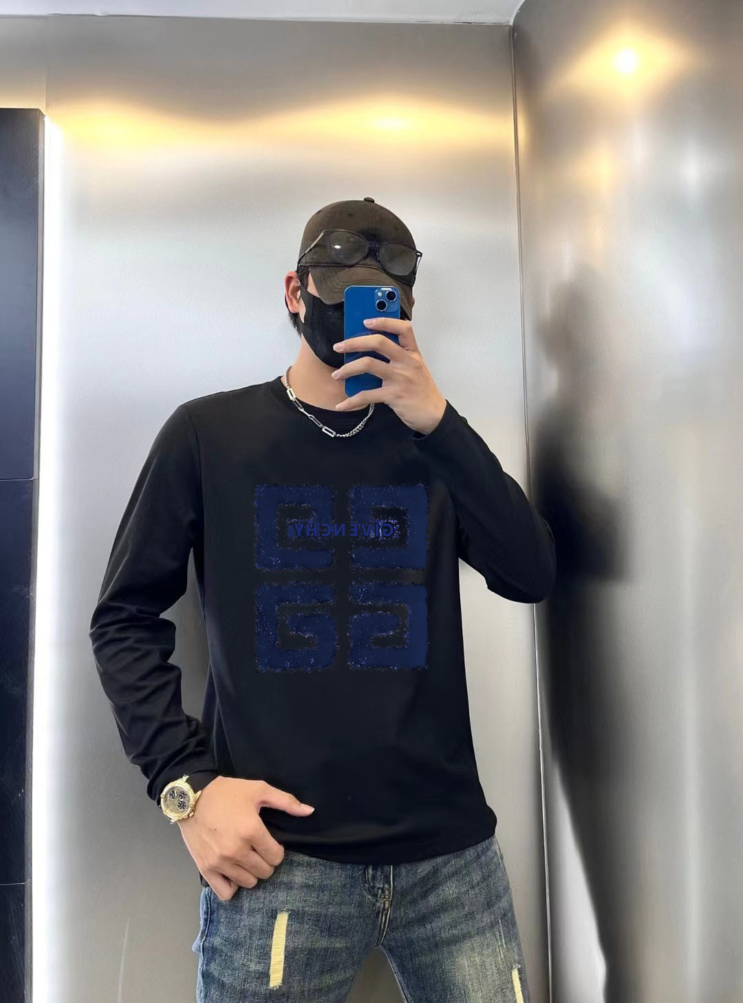 NO:521733,Givenchy 2025 early autumn counter new top-level original single fashion 250g casual base shirt long-sleeved T-shirt. Size S MLXL XXL Bust 50.55355.558 60.5 Length 69 71 73 7577 Shoulder width 4850.5 53 55.5 58 Sleeve length 58 59 60 6061 Size due to manual measurement, there is a deviation of about 1-3CM  25ss early autumn fashion internet celebrity trendy customization, selected long velvet cotton fabric, exquisite original logo creation, excellent comfort and breathability, whether it is single or inner wear, it is very handsome, which conforms to the practical dressing habits of men, pursues luxury, noble and elegant style, and creates extraordinary men's taste., givennchy,tees, t-shirt,alexander wang19860909纪梵希 2025早秋专柜新款顶级原单时尚250克休闲打底衫长袖T恤. 码数S MLXL XXL 胸围50.55355.558 60.5 衣长 69 71 73 7577 肩宽 4850.5 53 55.5 58 袖长 58 59 60 6061 尺寸由于手工测量,存在1-3CM左右的偏差 25ss早秋时尚网红潮人定制,精选长绒棉面料,精致原版logo打造,舒适性与透气性兼优,无论是单穿或是内搭都是帅气十足,吻合了男性实用穿衣习惯,追求奢华高贵优雅风范,打造不凡男士品味.,,givenchy,tees，t-shirt,alexander wang,Men's clothing