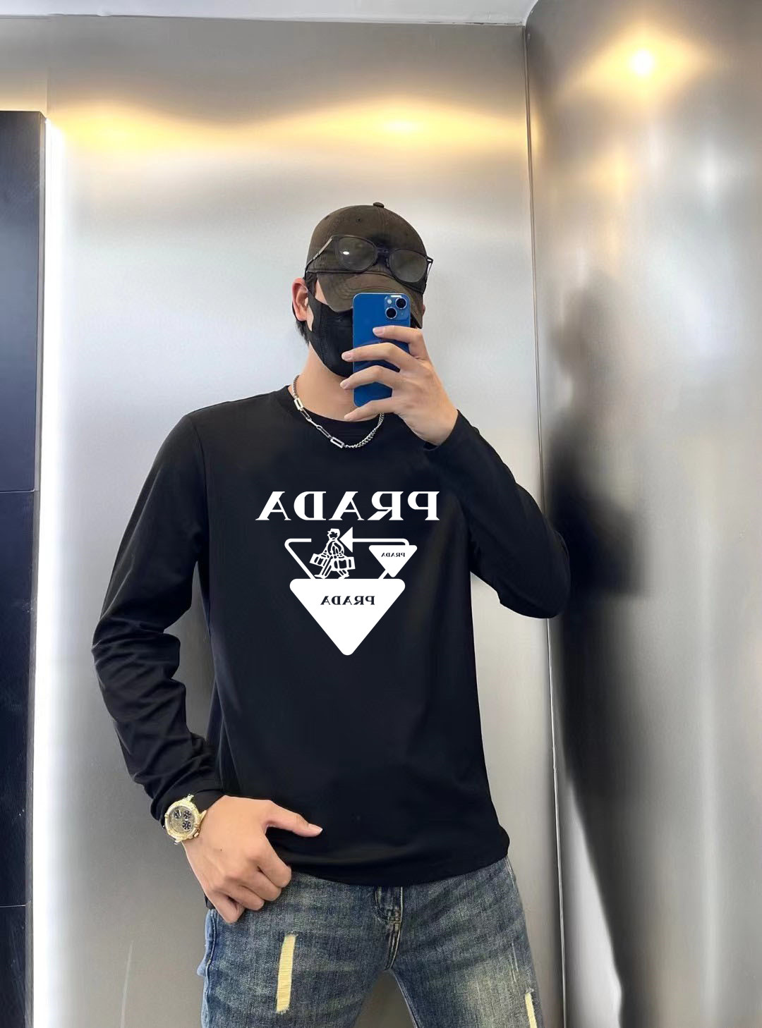 NO:521739,Prada 2025 early autumn counter new top-level original single fashion 250g casual base shirt long-sleeved T-shirt. S MLXL XXL Bust 50.55355.558 60.5 Length 69 71 73 7577 Shoulder width 4850.5 53 55.5 58 Sleeve length 58 59 60 6061 Size due to manual measurement, there is a deviation of about 1-3CM. 25ss Early autumn fashion internet celebrity trendy people customize, select long velvet cotton fabrics, exquisite original logo creation, excellent comfort and breathability, whether it is single or inner wear, it is very handsome, which conforms to the practical dressing habits of men, pursues luxury, noble and elegant style, and creates extraordinary men's taste.,,prada,tees, t-shirt,alexander  wang19860909普拉达 2025早秋专柜新款顶级原单时尚250克休闲打底衫长袖T恤. 码数S MLXL XXL 胸围50.55355.558 60.5 衣长 69 71 73 7577 肩宽 4850.5 53 55.5 58 袖长 58 59 60 6061 尺寸由于手工测量,存在1-3CM左右的偏差 25ss早秋时尚网红潮人定制,精选长绒棉面料,精致原版logo打造,舒适性与透气性兼优,无论是单穿或是内搭都是帅气十足,吻合了男性实用穿衣习惯,追求奢华高贵优雅风范,打造不凡男士品味.,,prada,tees，t-shirt,alexander wang,Men's clothing