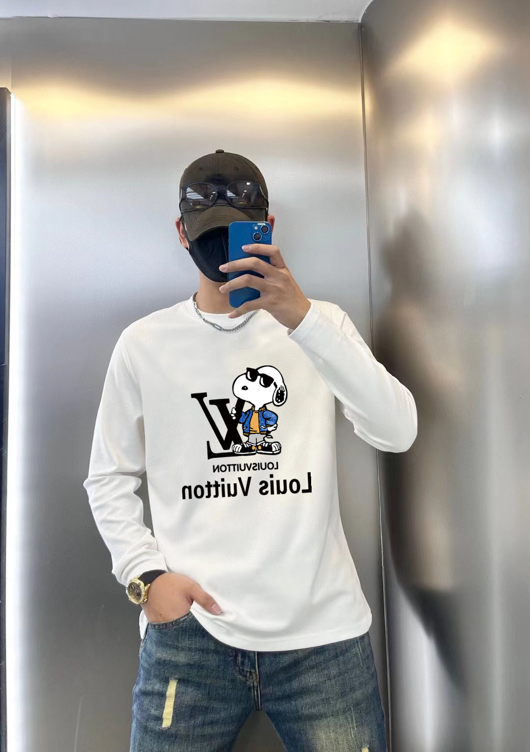 NO:521742,Louis Vuitton 2025 Early Autumn Counter New Top-Level Original Single Fashion 250G Casual Baser Long Sleeve T-shirt. Size S MLXL XXL Bust 50.55355.558 60.5 Length 69 71 73 7577 Shoulder width 4850.5 53 55.5 58 Sleeve length 58 59 60 6061 Size Due to manual measurement, there is a deviation of about 1-3CM. 25ss Early Autumn Fashion Internet celebrity trendy people customize, selected long velvet cotton fabrics, exquisite original logo creation, excellent comfort and breathability, whether it is single or inner wear, it is very handsome, which conforms to the practical dressing habits of men, pursues luxury, noble and elegant style, and creates extraordinary men's taste.,,louis  vuitton,tees,t-shirt,alexander wang19860909路易威登 2025早秋专柜新款顶级原单时尚250克休闲打底衫长袖T恤. 码数S MLXL XXL 胸围50.55355.558 60.5 衣长 69 71 73 7577 肩宽 4850.5 53 55.5 58 袖长 58 59 60 6061 尺寸由于手工测量,存在1-3CM左右的偏差 25ss早秋时尚网红潮人定制,精选长绒棉面料,精致原版logo打造,舒适性与透气性兼优,无论是单穿或是内搭都是帅气十足,吻合了男性实用穿衣习惯,追求奢华高贵优雅风范,打造不凡男士品味.,,louis vuitton,tees，t-shirt,alexander wang,Men's clothing