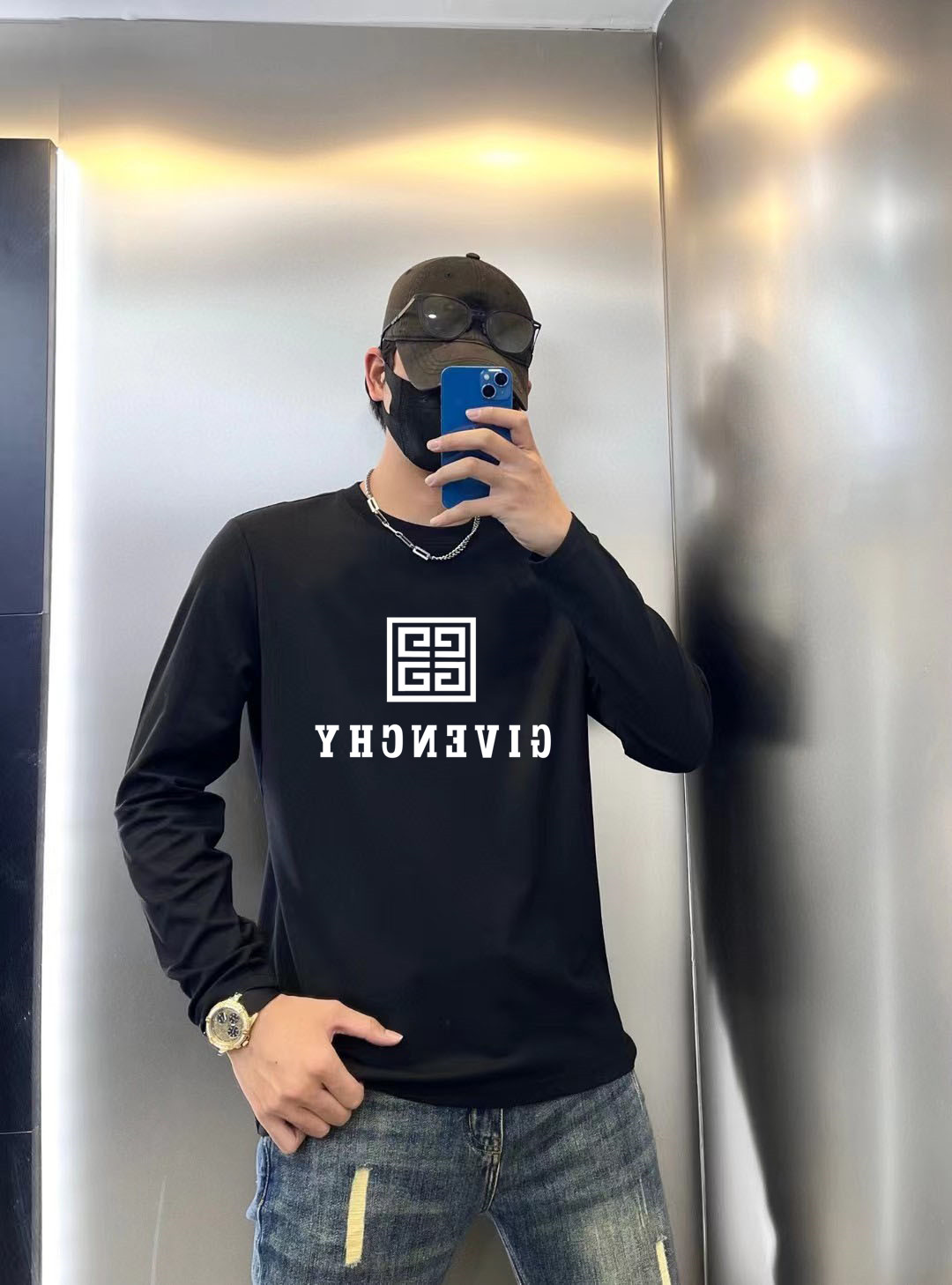 NO:521748,Givenchy 2025 early autumn counter new top-level original single fashion 250g casual base shirt long-sleeved T-shirt. Size S MLXL XXL Bust 50.55355.558 60.5 Length 69 71 73 7577 Shoulder width 4850.5 53 55.5 58 Sleeve length 58 59 60 6061 Size due to manual measurement, there is a deviation of about 1-3CM  25ss early autumn fashion internet celebrity trendy customization, selected long velvet cotton fabric, exquisite original logo creation, excellent comfort and breathability, whether it is single or inner wear, it is very handsome, which conforms to the practical dressing habits of men, pursues luxury, noble and elegant style, and creates extraordinary men's taste., givennchy,tees, t-shirt,alexander wang19860909纪梵希 2025早秋专柜新款顶级原单时尚250克休闲打底衫长袖T恤. 码数S MLXL XXL 胸围50.55355.558 60.5 衣长 69 71 73 7577 肩宽 4850.5 53 55.5 58 袖长 58 59 60 6061 尺寸由于手工测量,存在1-3CM左右的偏差 25ss早秋时尚网红潮人定制,精选长绒棉面料,精致原版logo打造,舒适性与透气性兼优,无论是单穿或是内搭都是帅气十足,吻合了男性实用穿衣习惯,追求奢华高贵优雅风范,打造不凡男士品味.,,givenchy,tees，t-shirt,alexander wang,Men's clothing