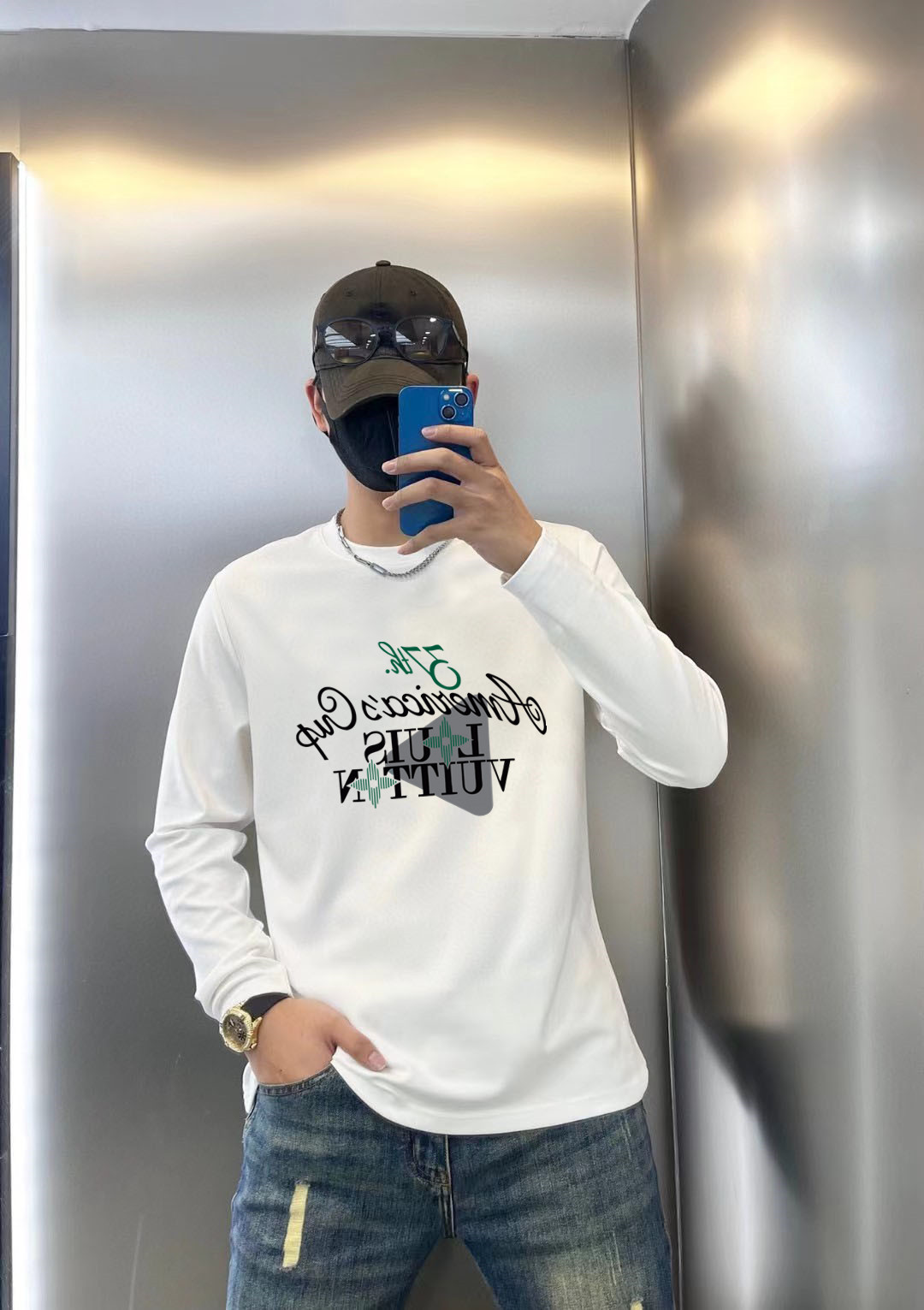 NO:521773,Louis Vuitton 2025 Early Autumn Counter New Top-Level Original Single Fashion 250G Casual Baser Long Sleeve T-shirt. Size S MLXL XXL Bust 50.55355.558 60.5 Length 69 71 73 7577 Shoulder width 4850.5 53 55.5 58 Sleeve length 58 59 60 6061 Size Due to manual measurement, there is a deviation of about 1-3CM. 25ss Early Autumn Fashion Internet celebrity trendy people customize, selected long velvet cotton fabrics, exquisite original logo creation, excellent comfort and breathability, whether it is single or inner wear, it is very handsome, which conforms to the practical dressing habits of men, pursues luxury, noble and elegant style, and creates extraordinary men's taste.,,louis  vuitton,tees,t-shirt,alexander wang19860909路易威登 2025早秋专柜新款顶级原单时尚250克休闲打底衫长袖T恤. 码数S MLXL XXL 胸围50.55355.558 60.5 衣长 69 71 73 7577 肩宽 4850.5 53 55.5 58 袖长 58 59 60 6061 尺寸由于手工测量,存在1-3CM左右的偏差 25ss早秋时尚网红潮人定制,精选长绒棉面料,精致原版logo打造,舒适性与透气性兼优,无论是单穿或是内搭都是帅气十足,吻合了男性实用穿衣习惯,追求奢华高贵优雅风范,打造不凡男士品味.,,louis vuitton,tees，t-shirt,alexander wang,Men's clothing