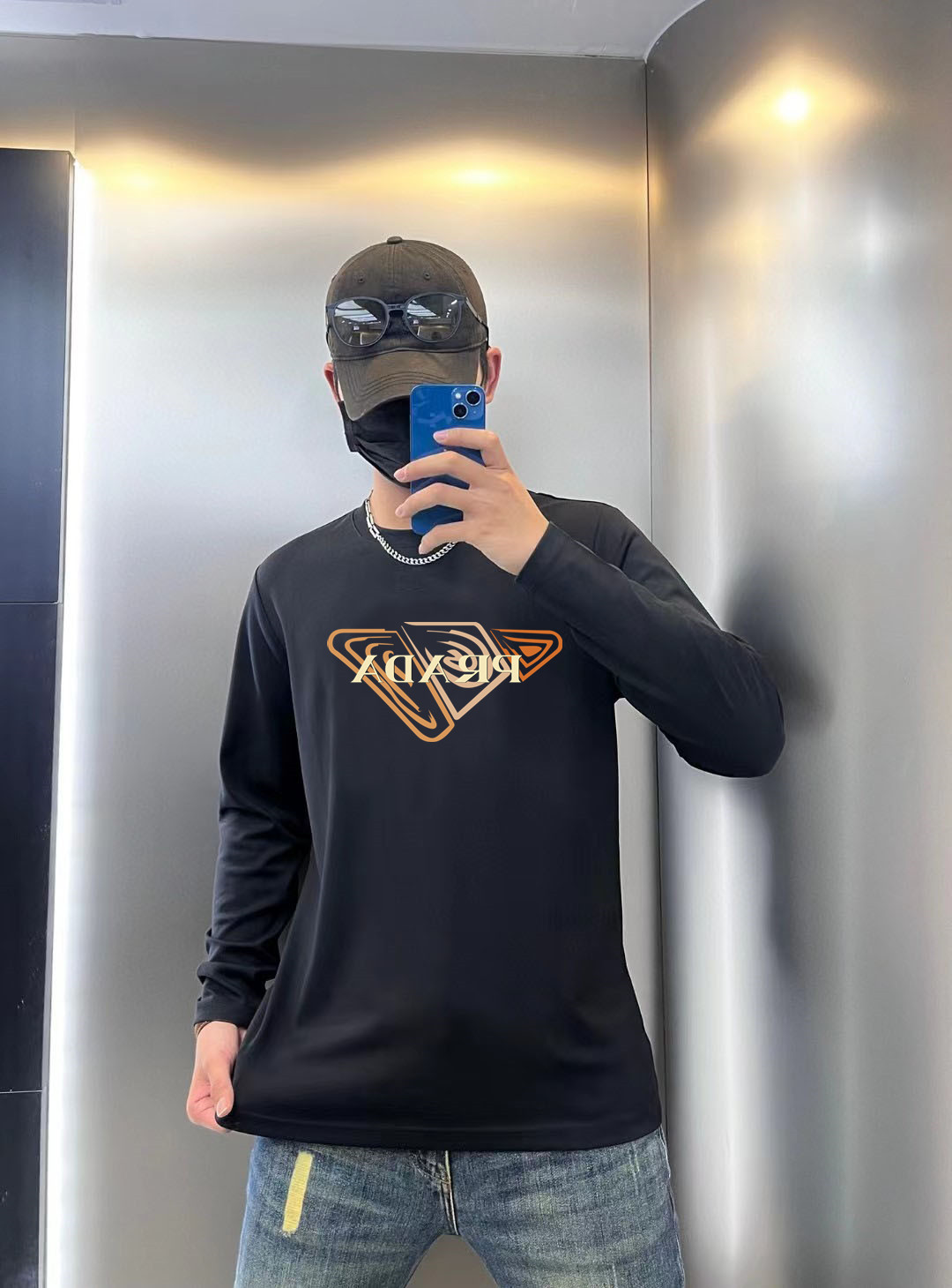 NO:521756,Prada 2025 early autumn counter new top-level original single fashion 250g casual base shirt long-sleeved T-shirt. S MLXL XXL Bust 50.55355.558 60.5 Length 69 71 73 7577 Shoulder width 4850.5 53 55.5 58 Sleeve length 58 59 60 6061 Size due to manual measurement, there is a deviation of about 1-3CM. 25ss Early autumn fashion internet celebrity trendy people customize, select long velvet cotton fabrics, exquisite original logo creation, both comfort and breathability, whether it is single or inner wear, it is very handsome, which conforms to the practical dressing habits of men, pursues luxury, noble and elegant style, and creates extraordinary men's taste.,,prada,tees, t-shirt,alexander  wang19860909普拉达 2025早秋专柜新款顶级原单时尚250克休闲打底衫长袖T恤. 码数S MLXL XXL 胸围50.55355.558 60.5 衣长 69 71 73 7577 肩宽 4850.5 53 55.5 58 袖长 58 59 60 6061 尺寸由于手工测量,存在1-3CM左右的偏差 25ss早秋时尚网红潮人定制,精选长绒棉面料,精致原版logo打造,舒适性与透气性兼优,无论是单穿或是内搭都是帅气十足,吻合了男性实用穿衣习惯,追求奢华高贵优雅风范,打造不凡男士品味.,,prada,tees，t-shirt,alexander wang,Men's clothing