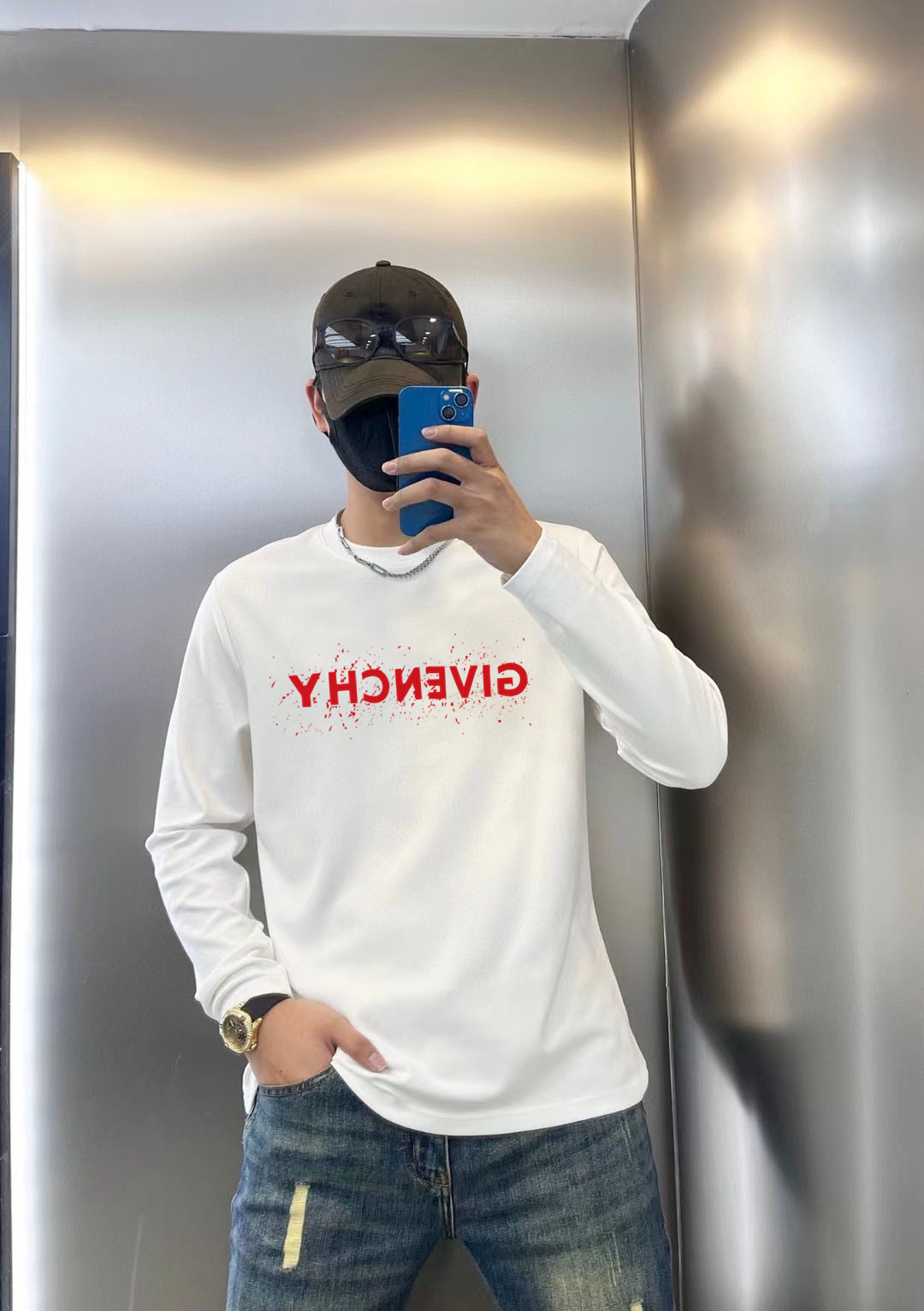 NO:521762,Givenchy 2025 early autumn counter new top-level original single fashion 250g casual base shirt long-sleeved T-shirt. Size S MLXL XXL Bust 50.55355.558 60.5 Length 69 71 73 7577 Shoulder width 4850.5 53 55.5 58 Sleeve length 58 59 60 6061 Size due to manual measurement, there is a deviation of about 1-3CM  25ss early autumn fashion internet celebrity trendy customization, selected long velvet cotton fabric, exquisite original logo creation, excellent comfort and breathability, whether it is single or inner wear, it is very handsome, which conforms to the practical dressing habits of men, pursues luxury, noble and elegant style, and creates extraordinary men's taste., givennchy,tees, t-shirt,alexander wang19860909纪梵希 2025早秋专柜新款顶级原单时尚250克休闲打底衫长袖T恤. 码数S MLXL XXL 胸围50.55355.558 60.5 衣长 69 71 73 7577 肩宽 4850.5 53 55.5 58 袖长 58 59 60 6061 尺寸由于手工测量,存在1-3CM左右的偏差 25ss早秋时尚网红潮人定制,精选长绒棉面料,精致原版logo打造,舒适性与透气性兼优,无论是单穿或是内搭都是帅气十足,吻合了男性实用穿衣习惯,追求奢华高贵优雅风范,打造不凡男士品味.,,givenchy,tees，t-shirt,alexander wang,Men's clothing