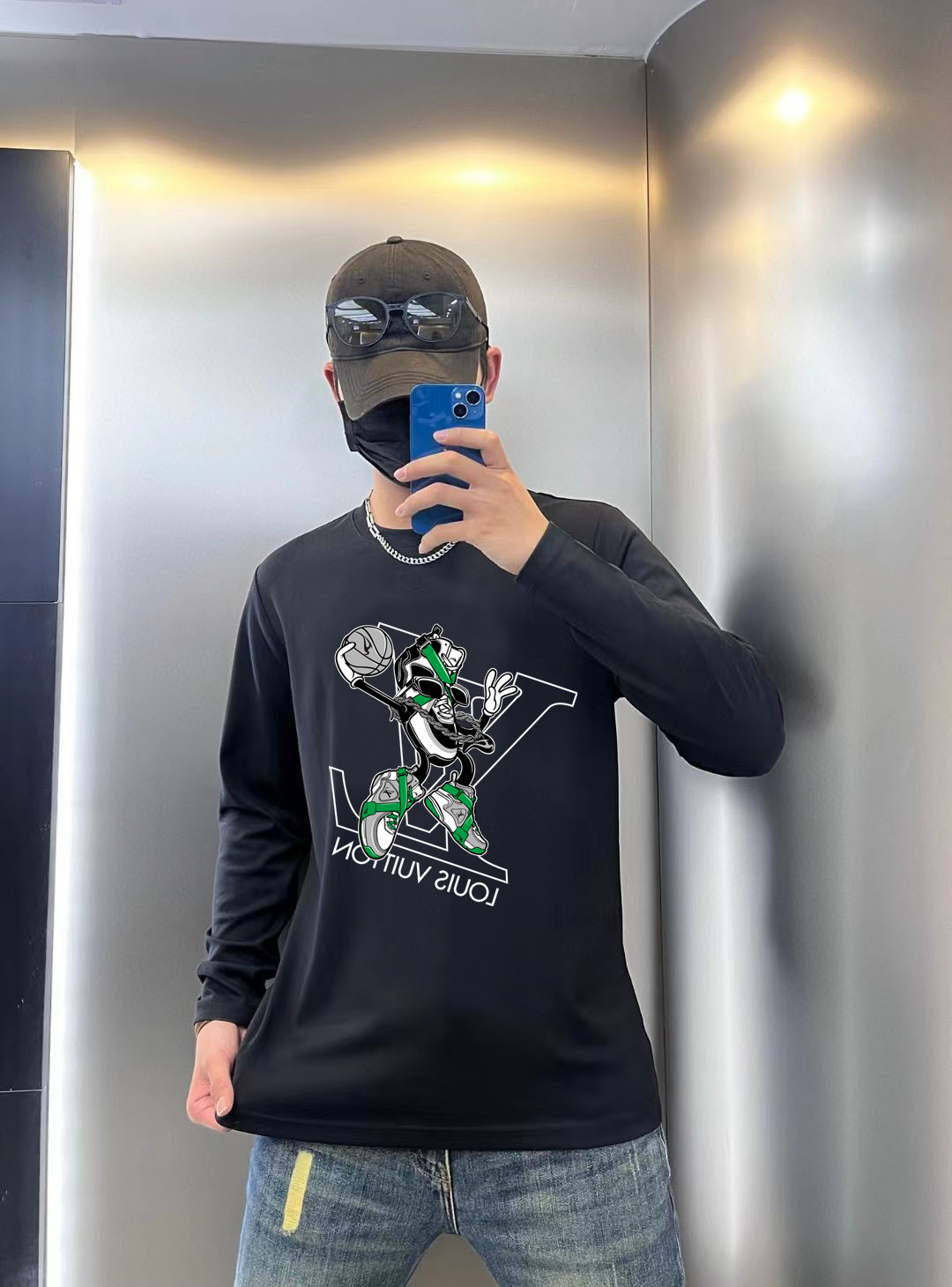 NO:521764,Louis Vuitton 2025 Early Autumn Counter New Top-Level Original Single Fashion 250G Casual Baser Long Sleeve T-shirt. Size S MLXL XXL Bust 50.55355.558 60.5 Length 69 71 73 7577 Shoulder width 4850.5 53 55.5 58 Sleeve length 58 59 60 6061 Size Due to manual measurement, there is a deviation of about 1-3CM. 25ss Early Autumn Fashion Internet celebrity trendy people customize, selected long velvet cotton fabrics, exquisite original logo creation, excellent comfort and breathability, whether it is single or inner wear, it is very handsome, which conforms to the practical dressing habits of men, pursues luxury, noble and elegant style, and creates extraordinary men's taste.,,louis  vuitton,tees,t-shirt,alexander wang19860909路易威登 2025早秋专柜新款顶级原单时尚250克休闲打底衫长袖T恤. 码数S MLXL XXL 胸围50.55355.558 60.5 衣长 69 71 73 7577 肩宽 4850.5 53 55.5 58 袖长 58 59 60 6061 尺寸由于手工测量,存在1-3CM左右的偏差 25ss早秋时尚网红潮人定制,精选长绒棉面料,精致原版logo打造,舒适性与透气性兼优,无论是单穿或是内搭都是帅气十足,吻合了男性实用穿衣习惯,追求奢华高贵优雅风范,打造不凡男士品味.,,louis vuitton,tees，t-shirt,alexander wang,Men's clothing