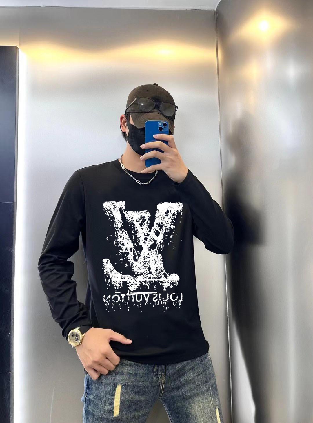 NO:521768,Louis Vuitton 2025 Early Autumn Counter New Top-Level Original Single Fashion 250G Casual Baser Long Sleeve T-shirt. Size S MLXL XXL Bust 50.55355.558 60.5 Length 69 71 73 7577 Shoulder width 4850.5 53 55.5 58 Sleeve length 58 59 60 6061 Size Due to manual measurement, there is a deviation of about 1-3CM. 25ss Early Autumn Fashion Internet celebrity trendy people customize, selected long velvet cotton fabrics, exquisite original logo creation, excellent comfort and breathability, whether it is single or inner wear, it is very handsome, which conforms to the practical dressing habits of men, pursues luxury, noble and elegant style, and creates extraordinary men's taste.,,louis  vuitton,tees,t-shirt,alexander wang19860909路易威登 2025早秋专柜新款顶级原单时尚250克休闲打底衫长袖T恤. 码数S MLXL XXL 胸围50.55355.558 60.5 衣长 69 71 73 7577 肩宽 4850.5 53 55.5 58 袖长 58 59 60 6061 尺寸由于手工测量,存在1-3CM左右的偏差 25ss早秋时尚网红潮人定制,精选长绒棉面料,精致原版logo打造,舒适性与透气性兼优,无论是单穿或是内搭都是帅气十足,吻合了男性实用穿衣习惯,追求奢华高贵优雅风范,打造不凡男士品味.,,louis vuitton,tees，t-shirt,alexander wang,Men's clothing